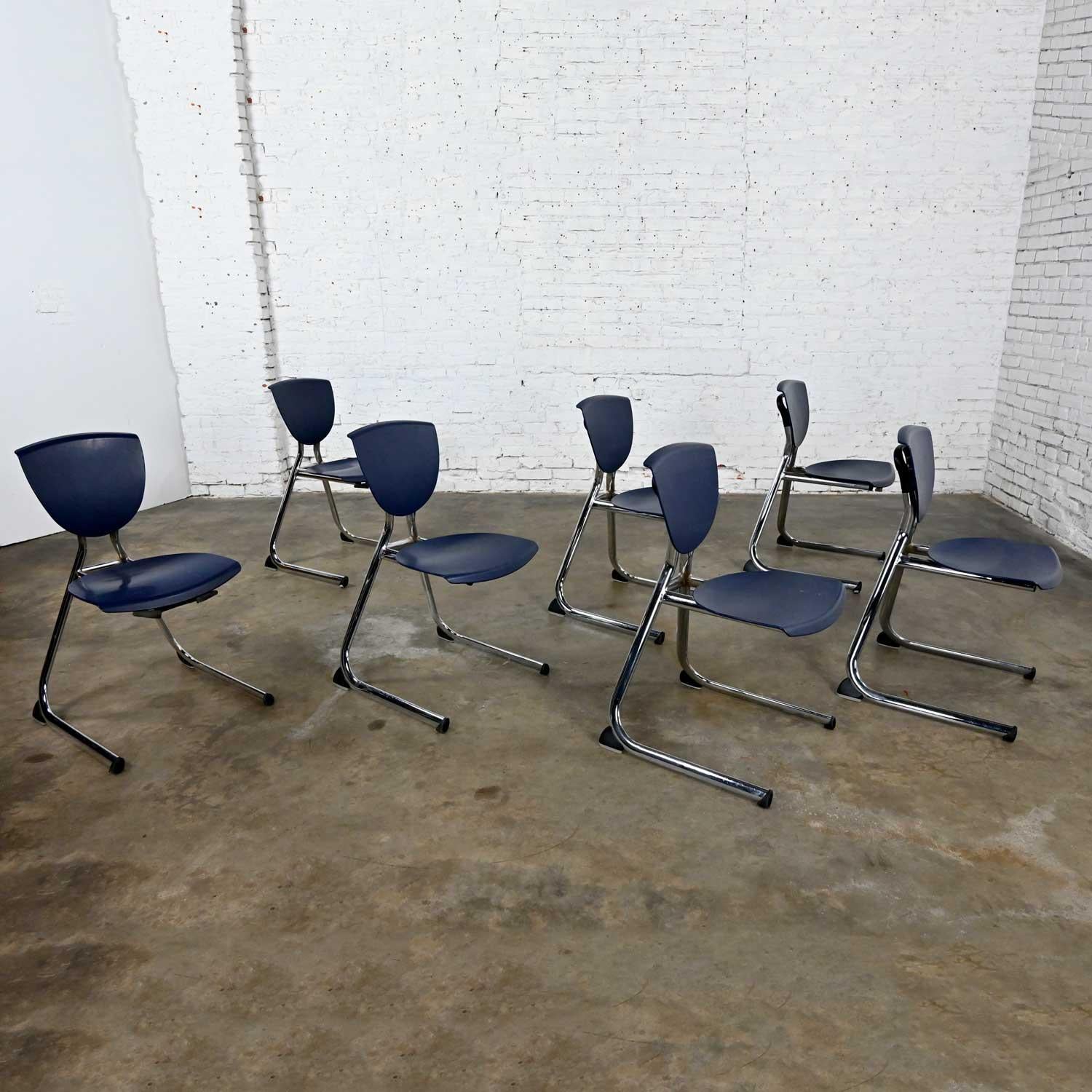 7 chaises de salle à manger cantilever modernes bleu foncé en plastique et chrome  en vente 8