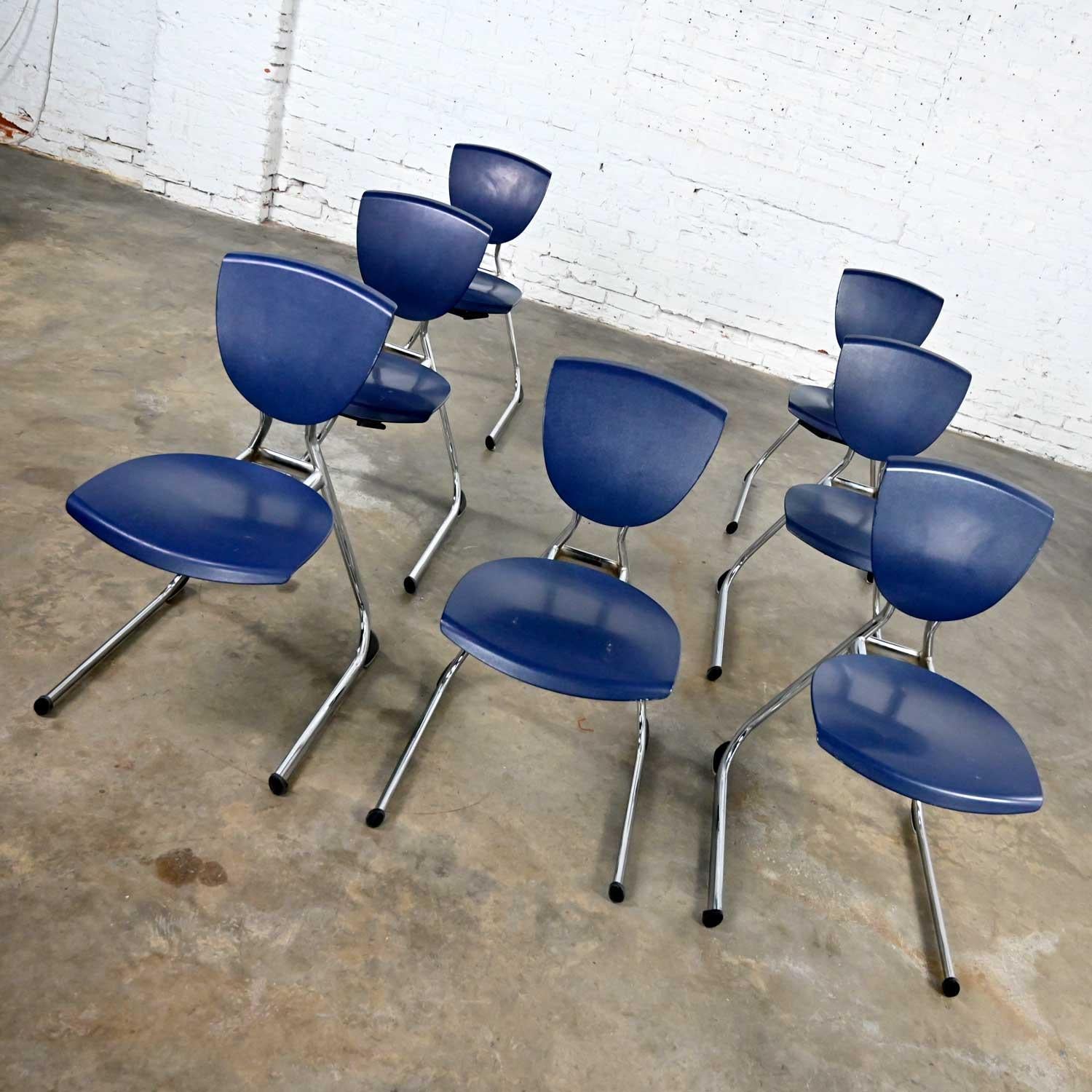 Superbes chaises de salle à manger Intellect vintage moderne en plastique bleu foncé et chrome à piétement luge inversé par Krueger International (a.k.a.) KI. 7 places assises au total. Très bon état, tout en gardant à l'esprit qu'il s'agit d'un