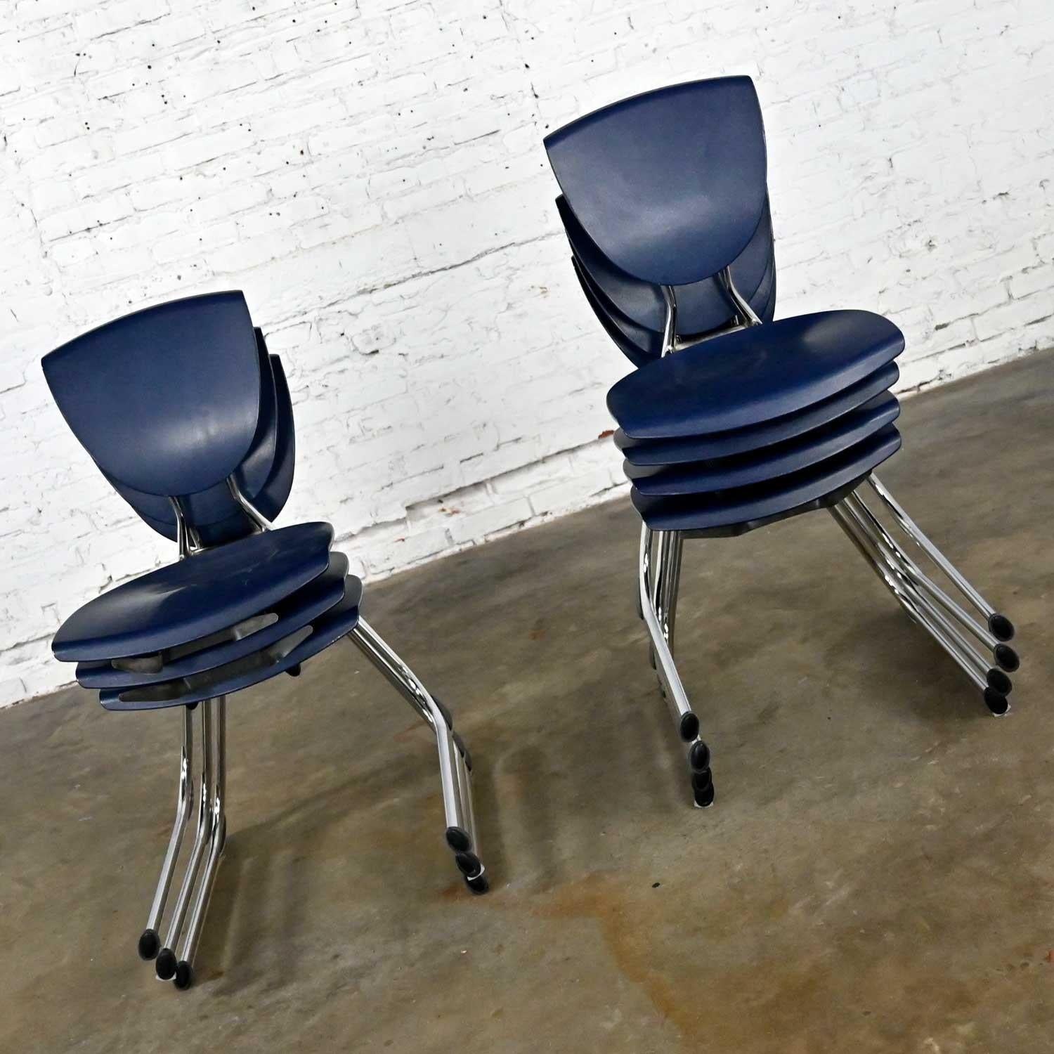 7 KI Seating Moderne freitragende Esszimmerstühle aus dunkelblauem Kunststoff und Chrom mit umgekehrter Rückseite  (Unbekannt) im Angebot