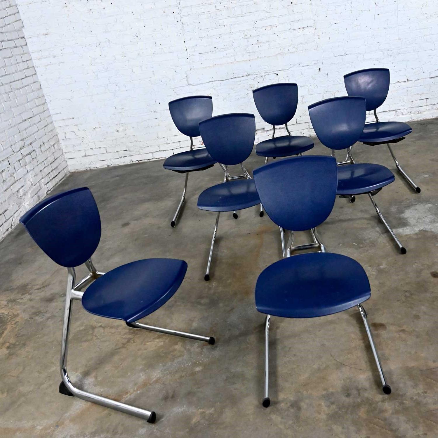 Inconnu 7 chaises de salle à manger cantilever modernes bleu foncé en plastique et chrome  en vente