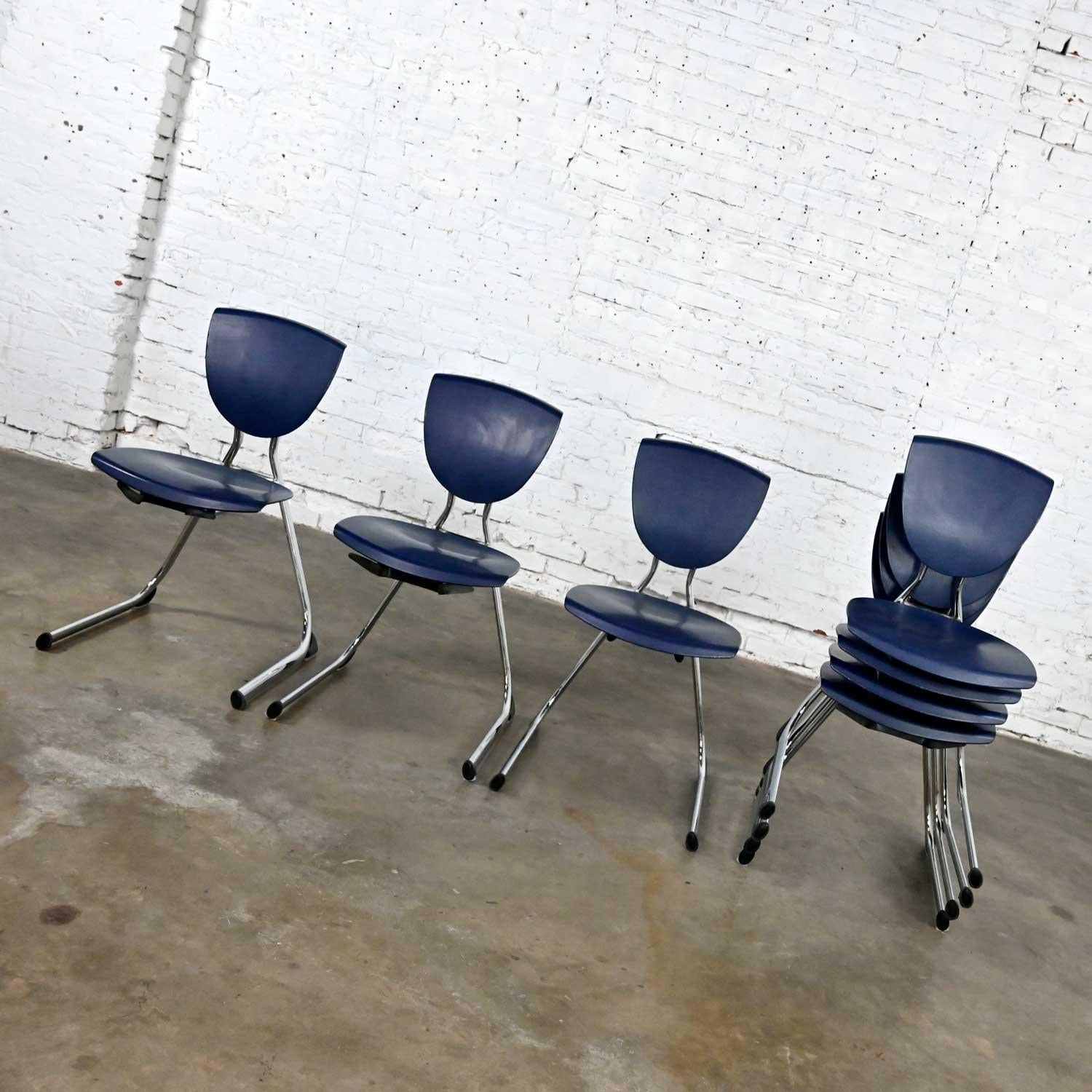 7 KI Seating Moderne freitragende Esszimmerstühle aus dunkelblauem Kunststoff und Chrom mit umgekehrter Rückseite  (21. Jahrhundert und zeitgenössisch) im Angebot