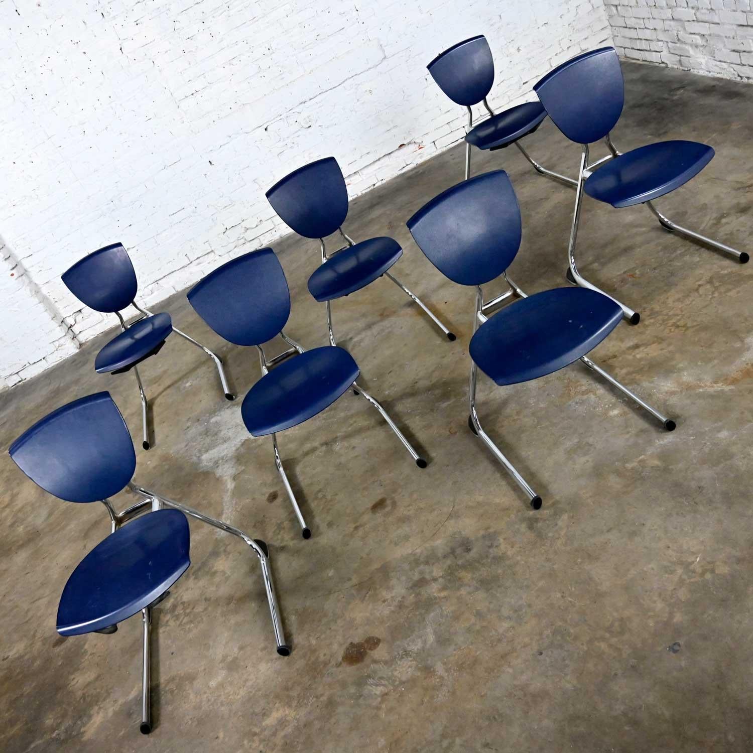 7 KI Seating Moderne freitragende Esszimmerstühle aus dunkelblauem Kunststoff und Chrom mit umgekehrter Rückseite  im Angebot 1