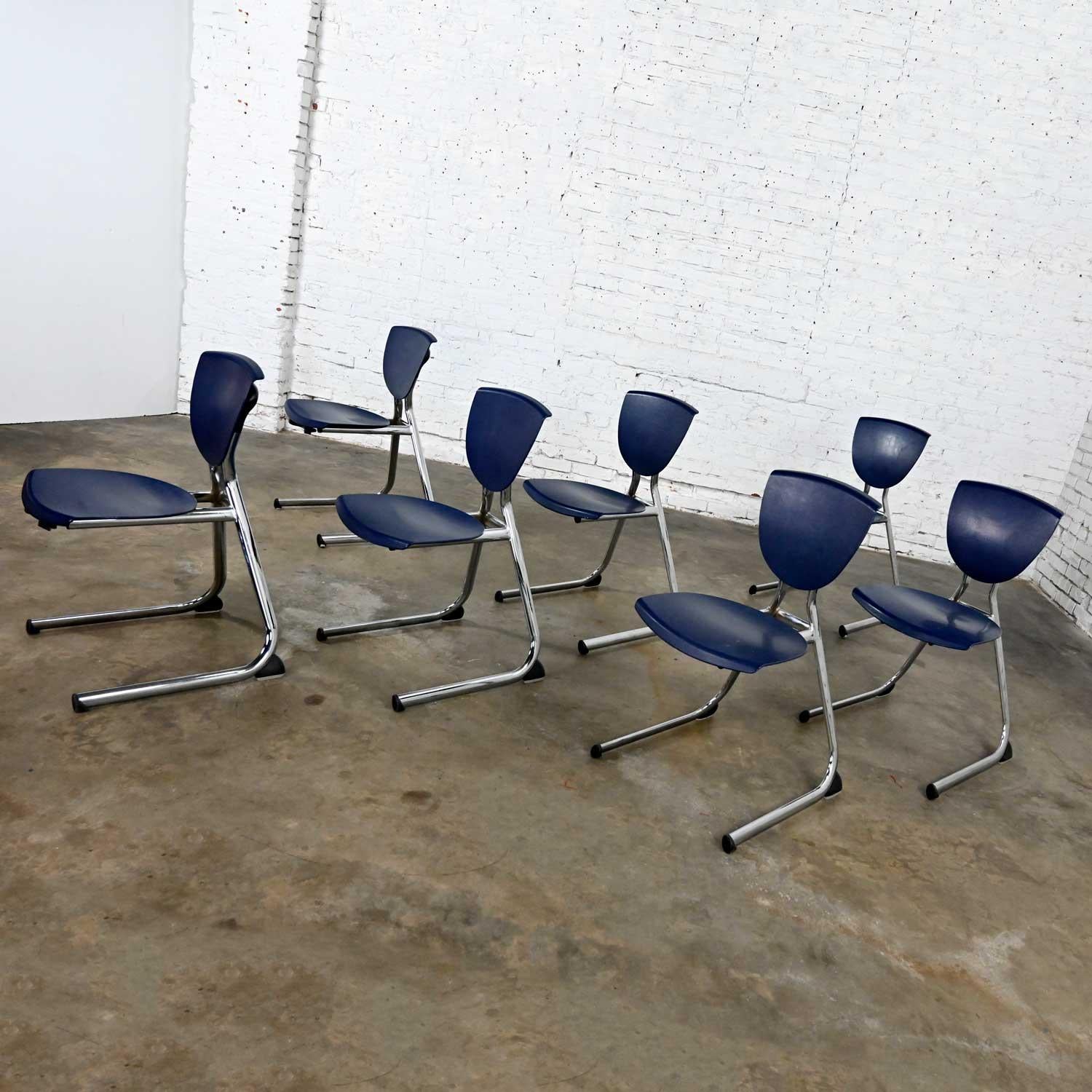 Chrome 7 chaises de salle à manger cantilever modernes bleu foncé en plastique et chrome  en vente