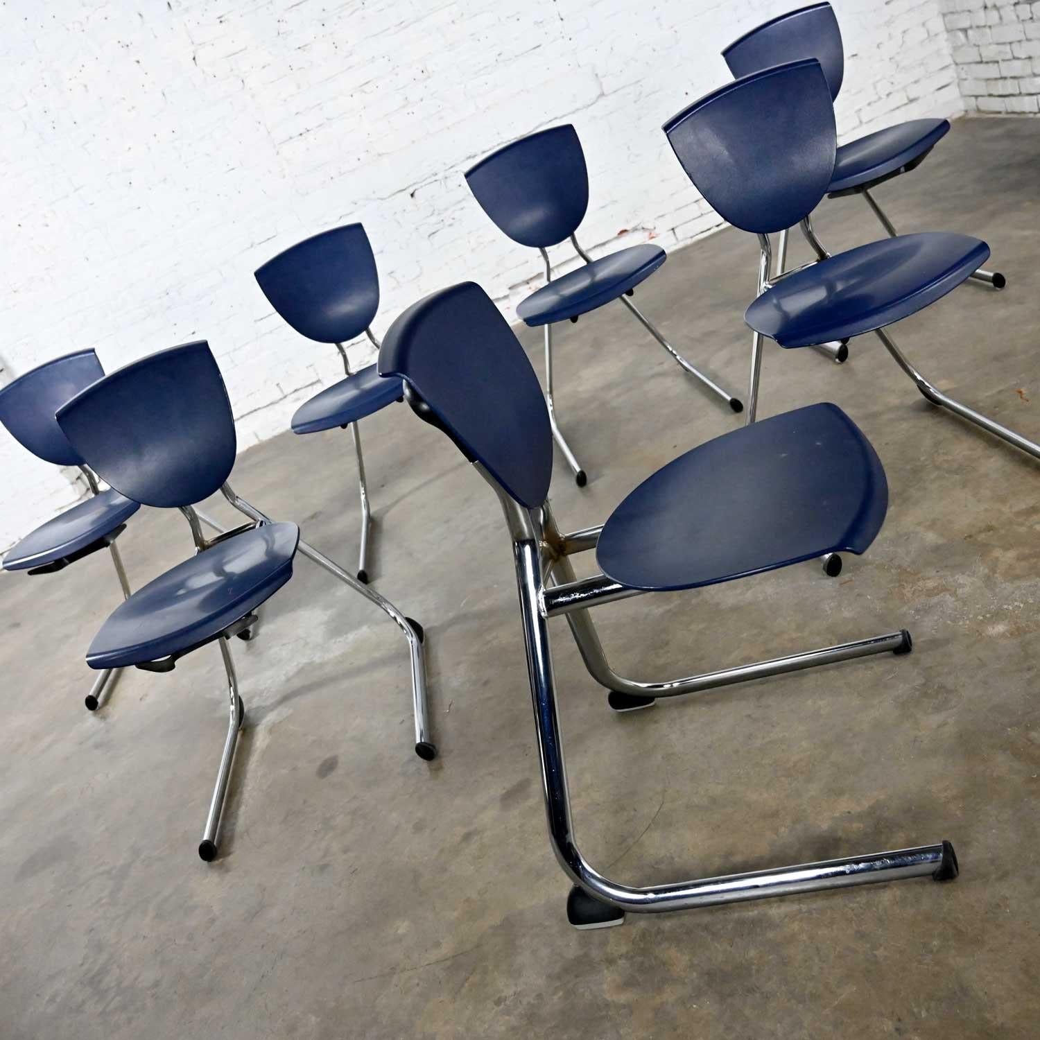 7 chaises de salle à manger cantilever modernes bleu foncé en plastique et chrome  en vente 1