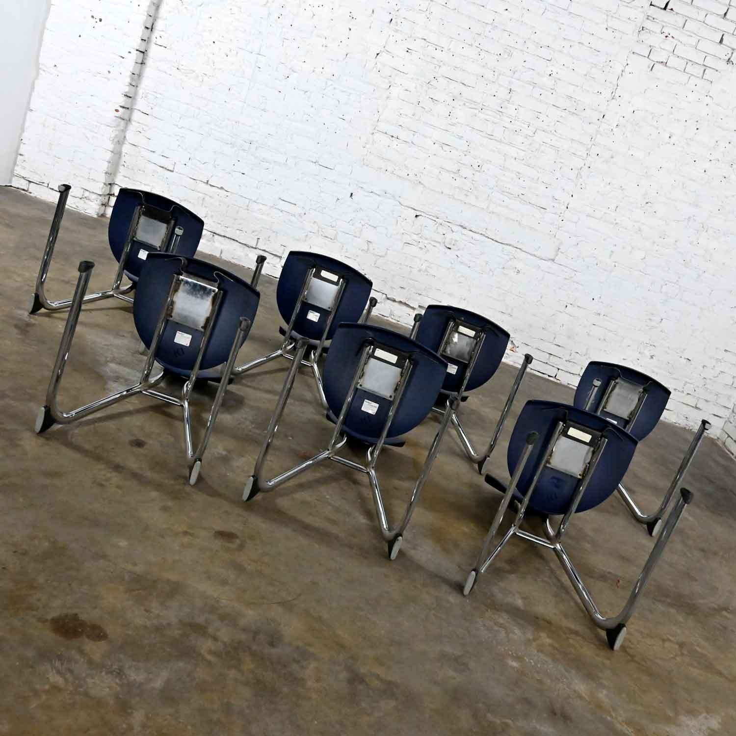 7 chaises de salle à manger cantilever modernes bleu foncé en plastique et chrome  en vente 2