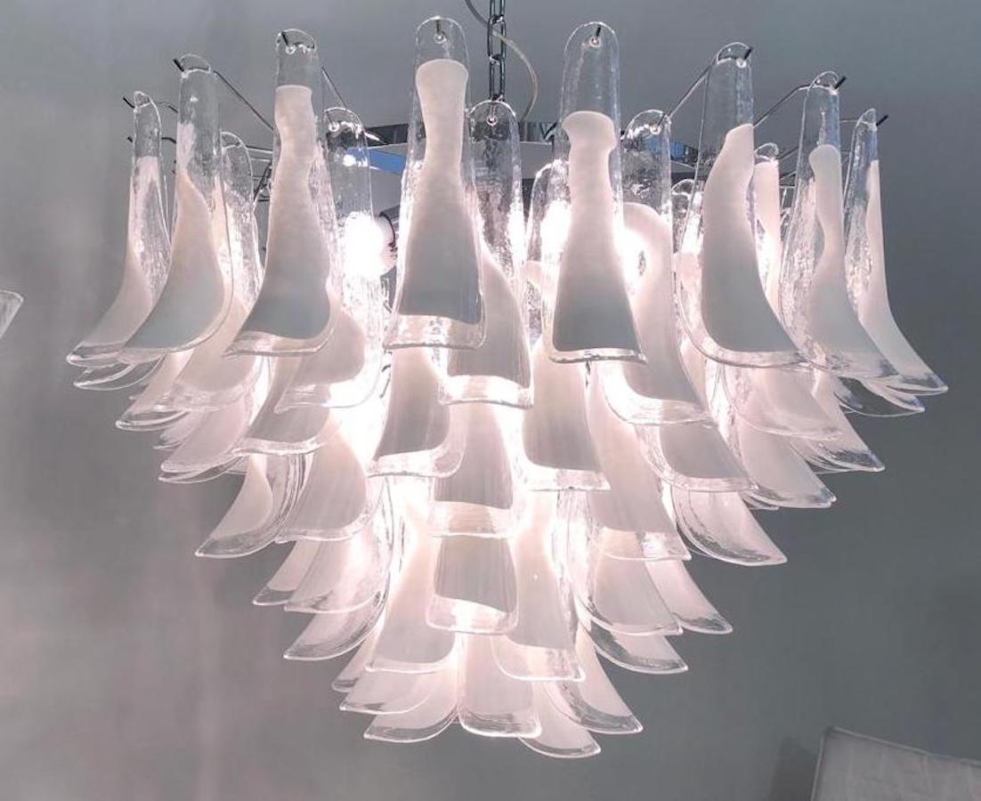 7 Großer Kronleuchter aus Muranoglas mit weißen Blütenblättern (Italienisch) im Angebot