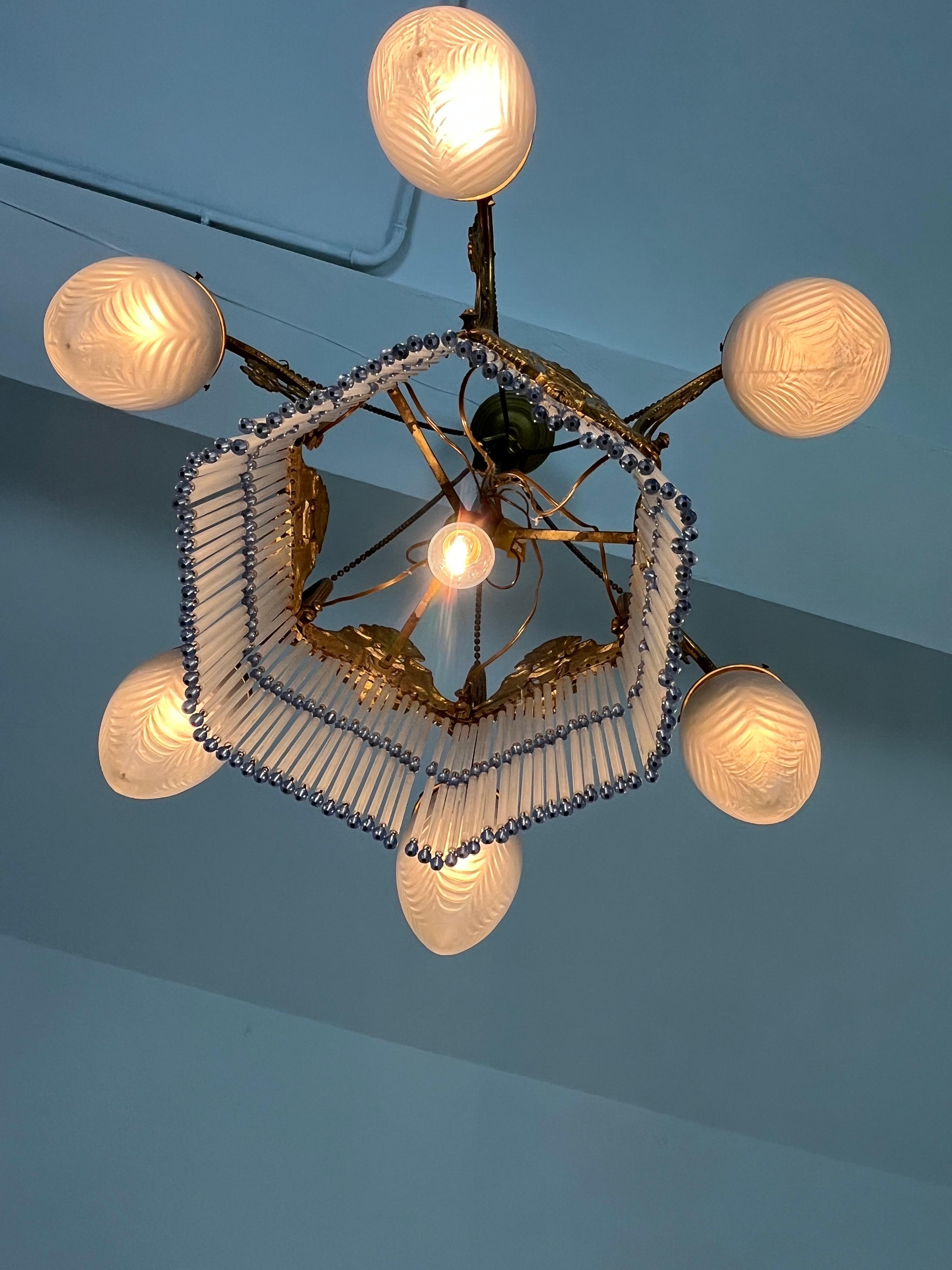 Araña Art Decó de 7 luces en latón y cristal Seis brazos Flecos de colores Década de 1940 en venta 4