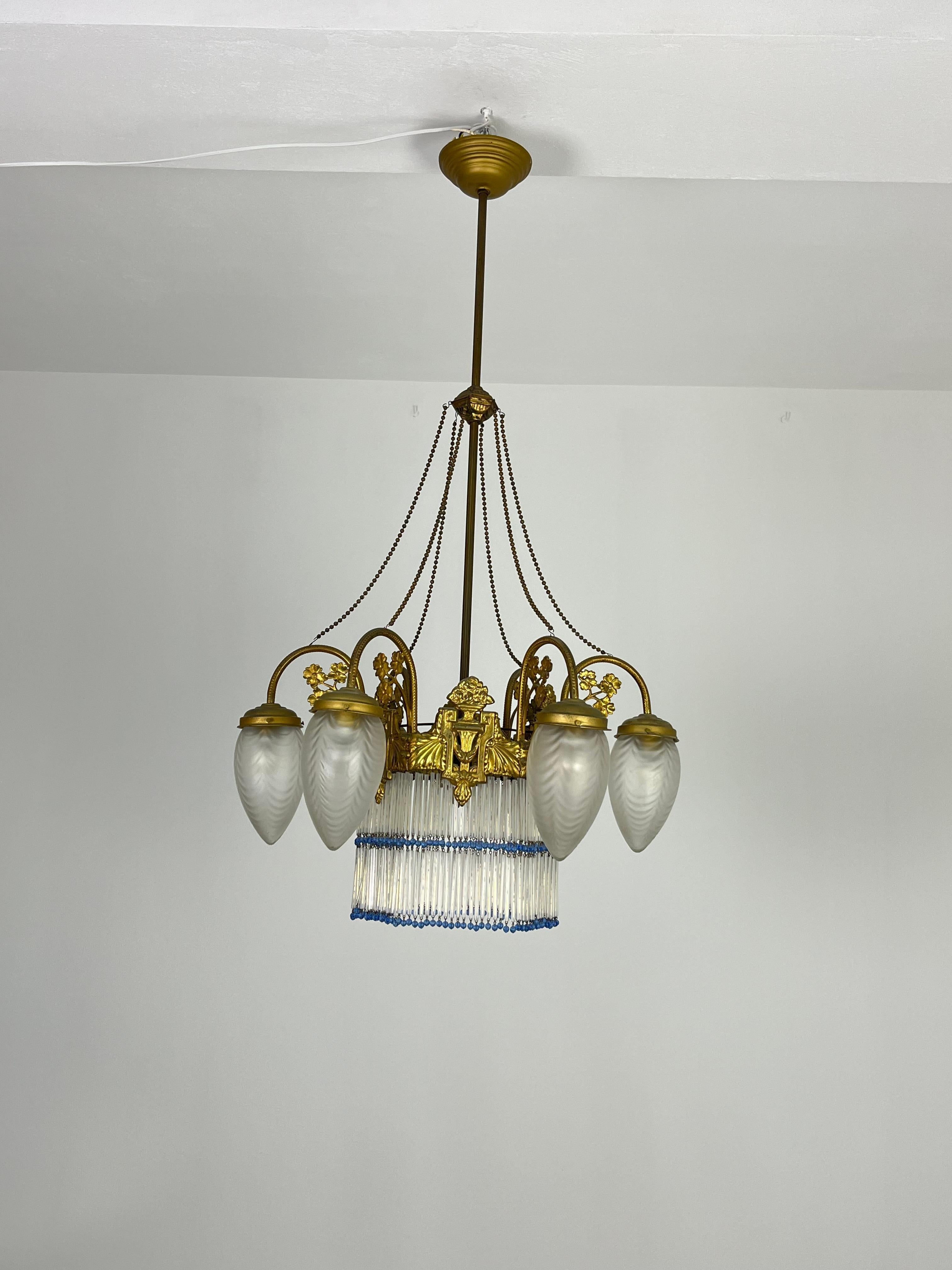 Araña Art Decó de 7 luces en latón y cristal Seis brazos Flecos de colores Década de 1940 en venta 5
