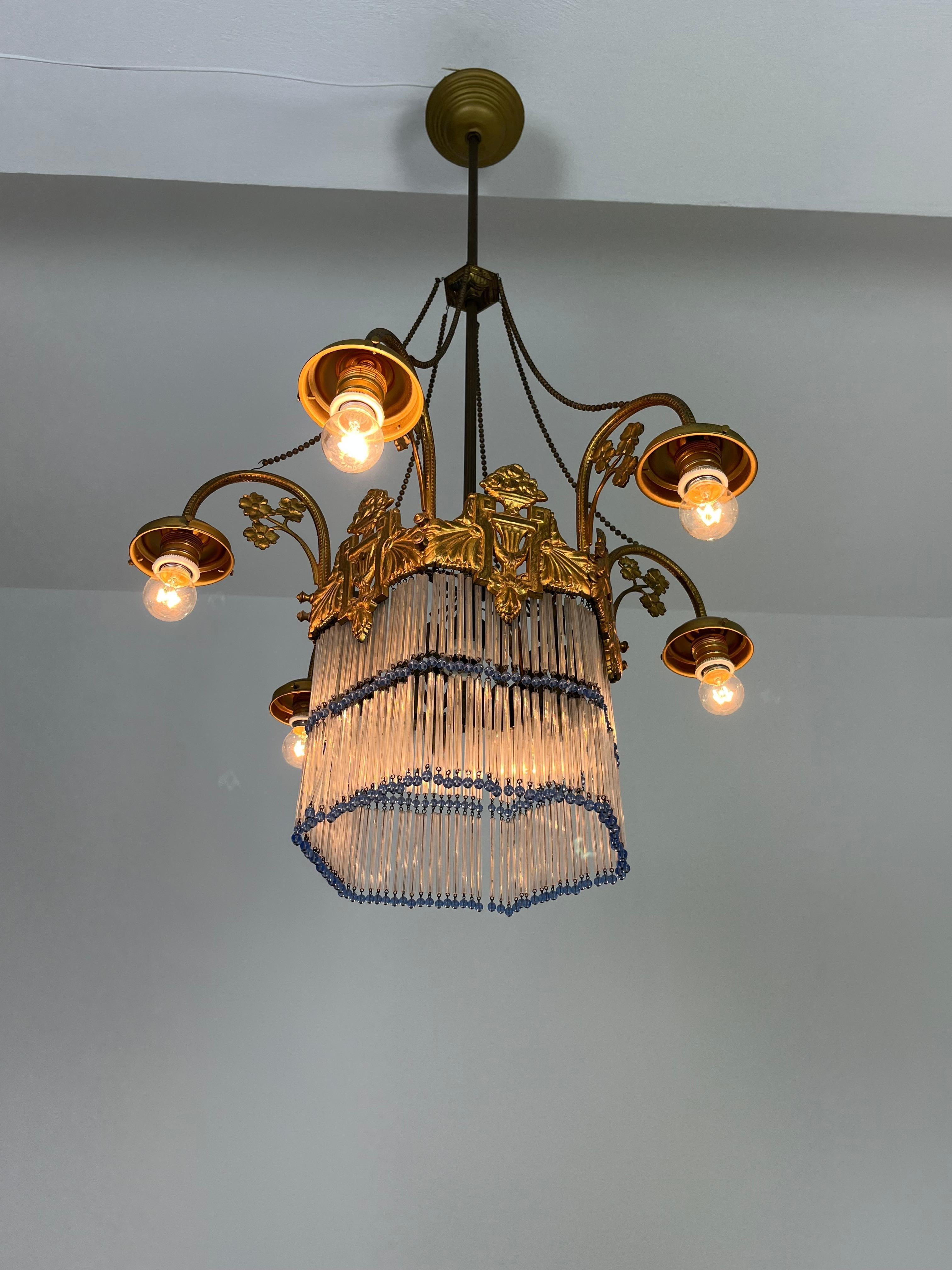 Araña Art Decó de 7 luces en latón y cristal Seis brazos Flecos de colores Década de 1940 en venta 6