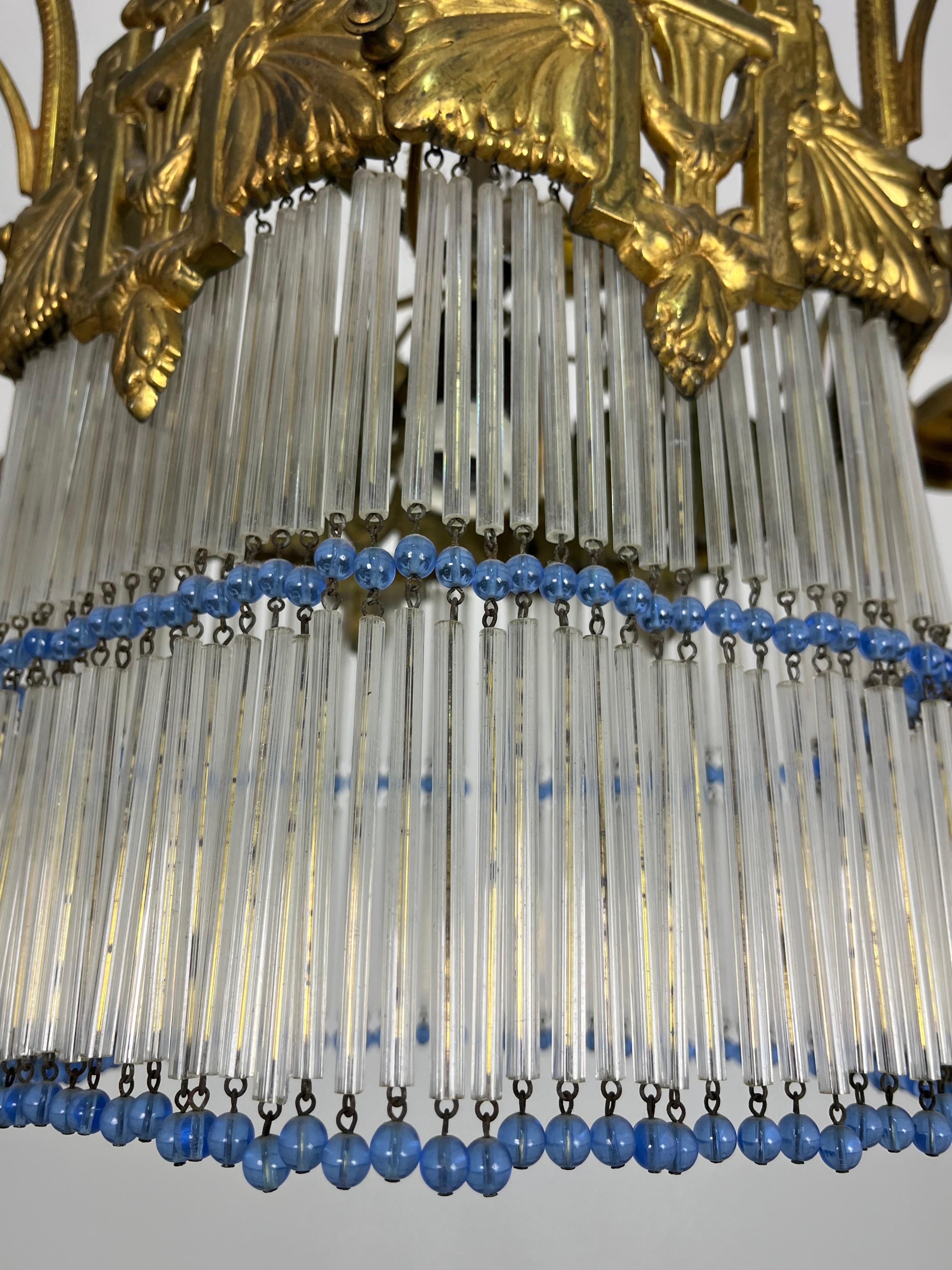 Araña Art Decó de 7 luces en latón y cristal Seis brazos Flecos de colores Década de 1940 en venta 8