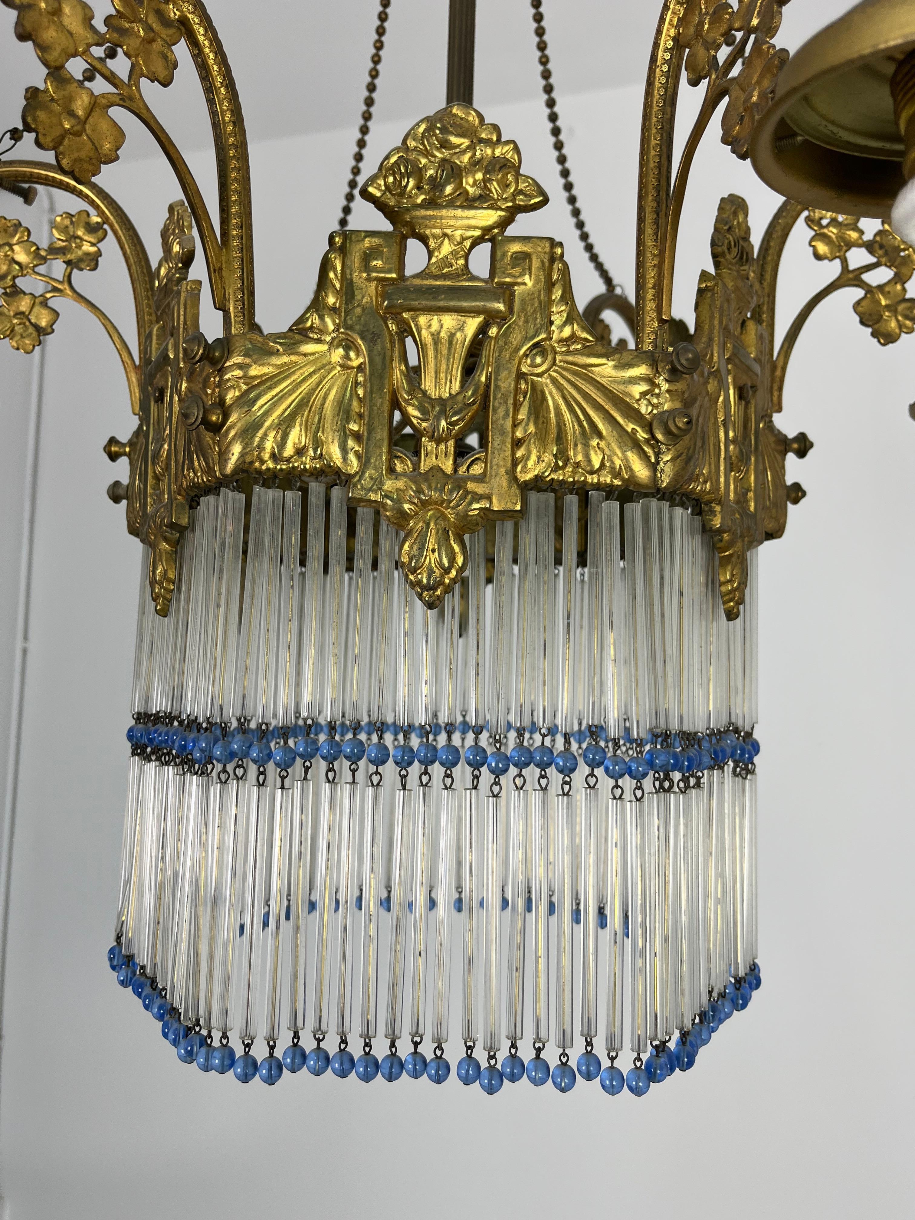 Araña Art Decó de 7 luces en latón y cristal Seis brazos Flecos de colores Década de 1940 en venta 9