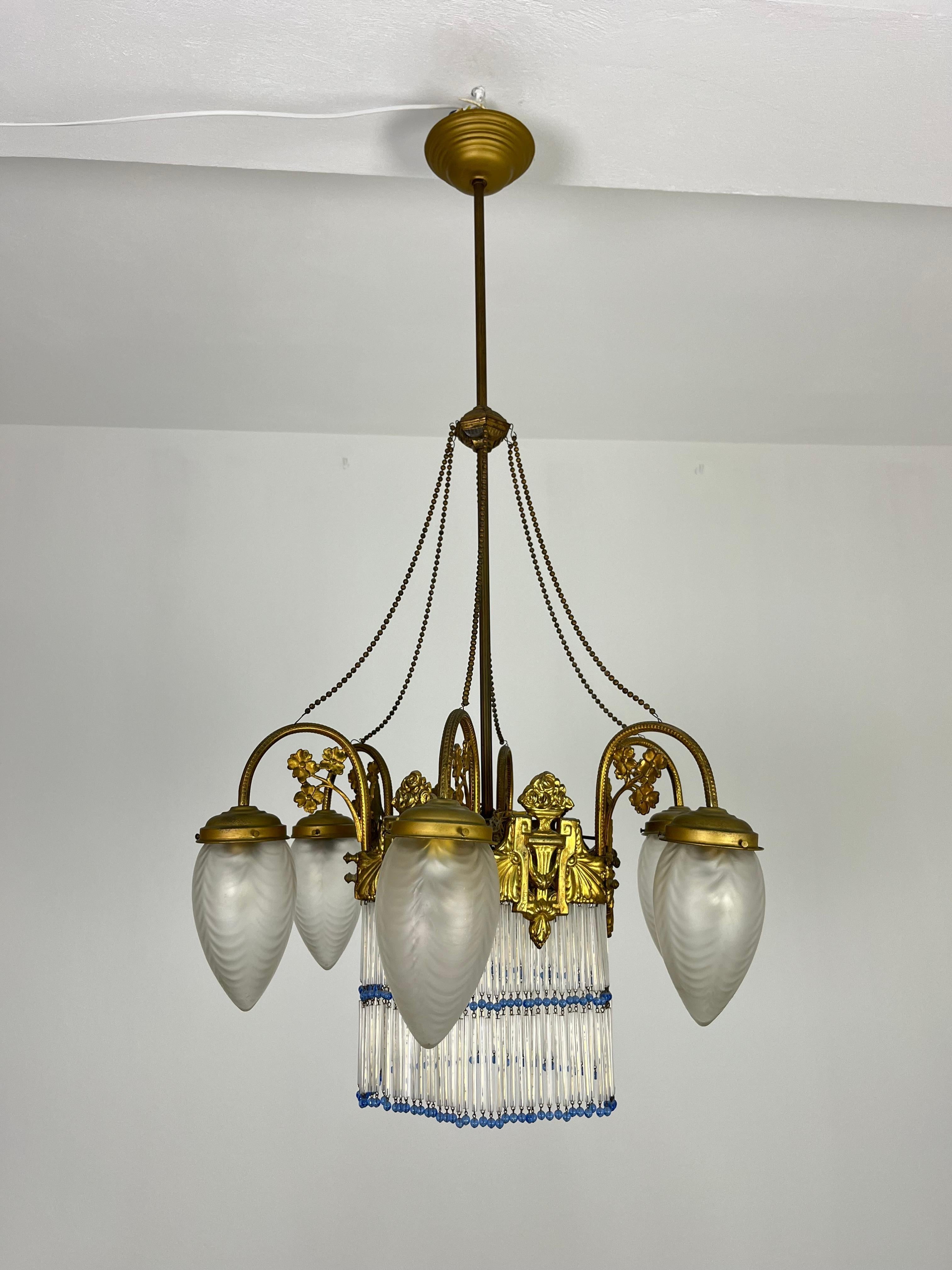 Araña Art Decó de 7 luces en latón y cristal Seis brazos Flecos de colores Década de 1940 Italiano en venta