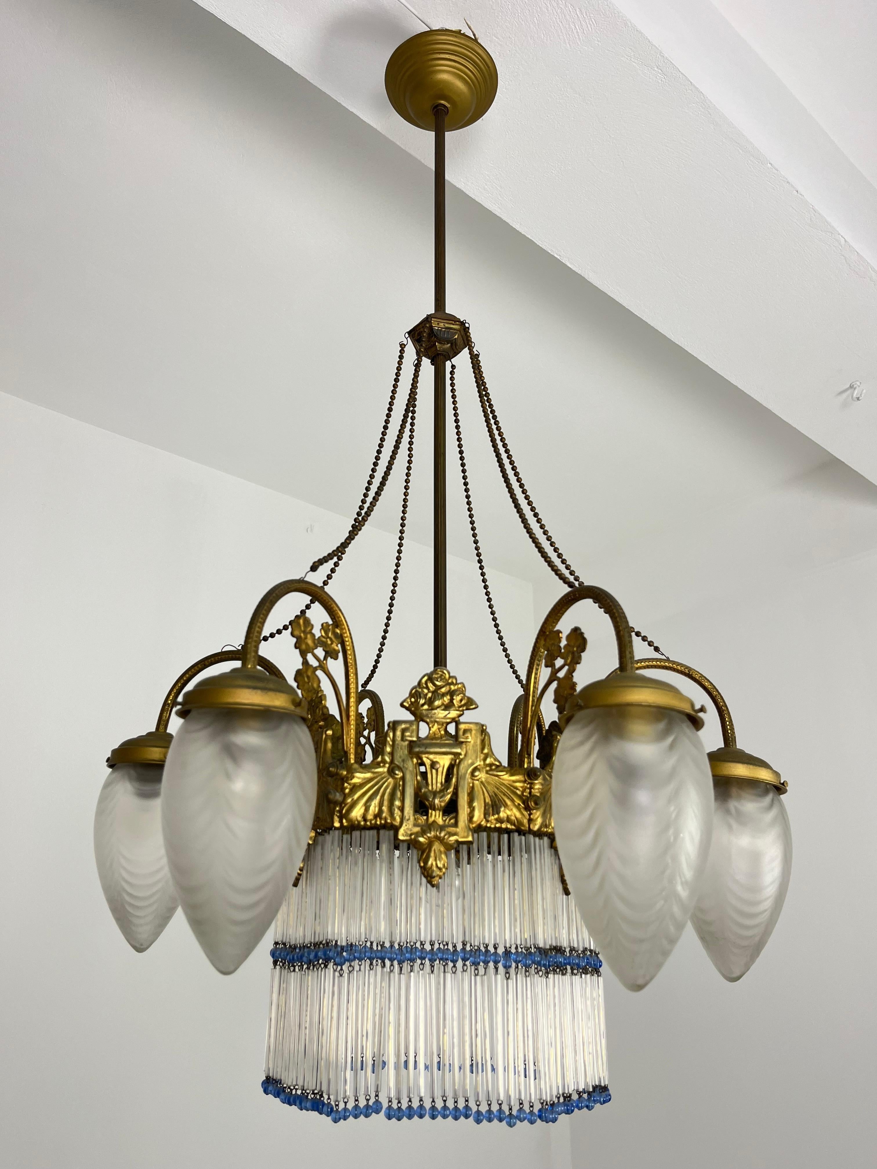 Araña Art Decó de 7 luces en latón y cristal Seis brazos Flecos de colores Década de 1940 en Bueno estado para la venta en Palermo, IT
