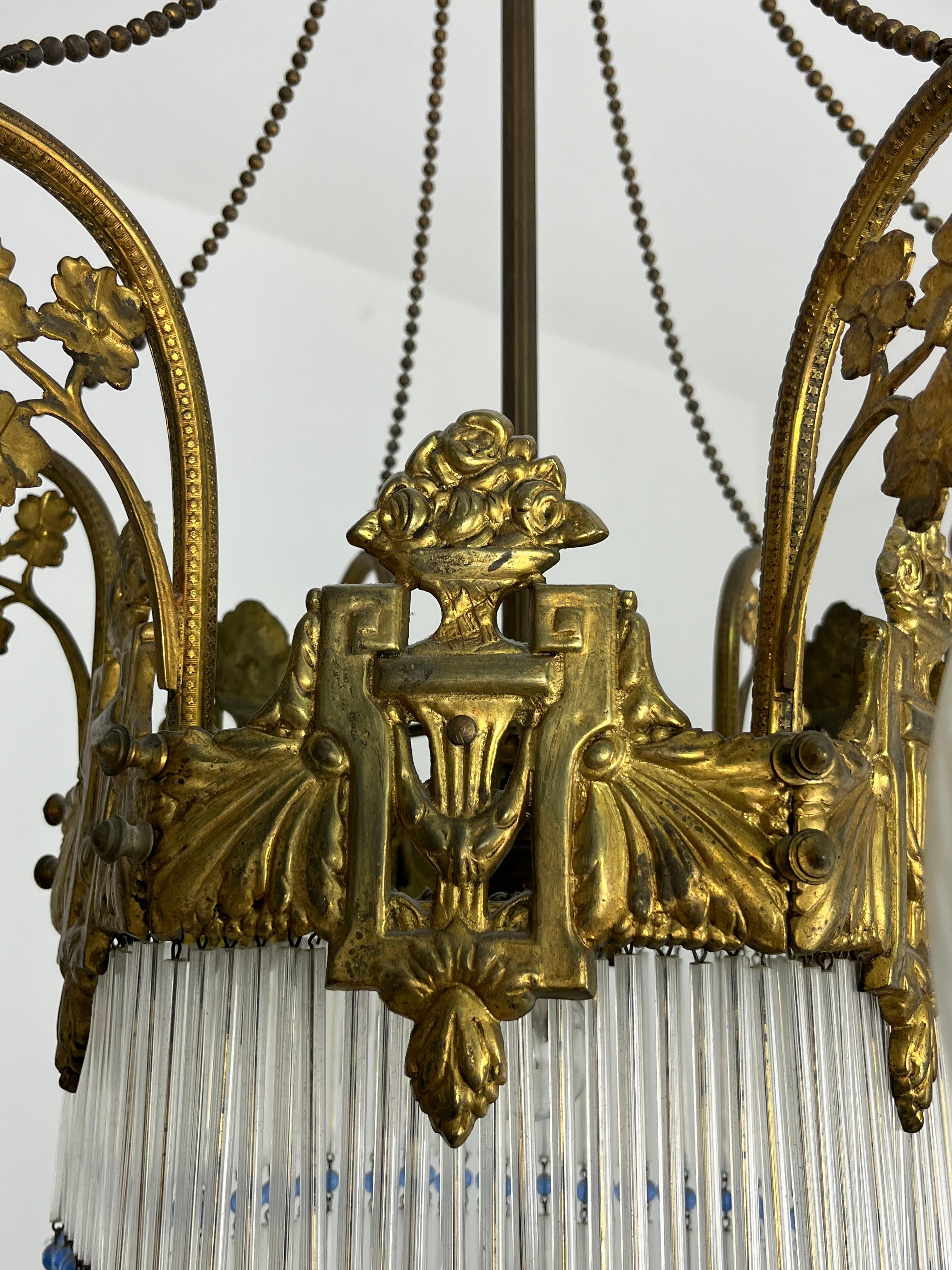 Araña Art Decó de 7 luces en latón y cristal Seis brazos Flecos de colores Década de 1940 mediados del siglo XX en venta