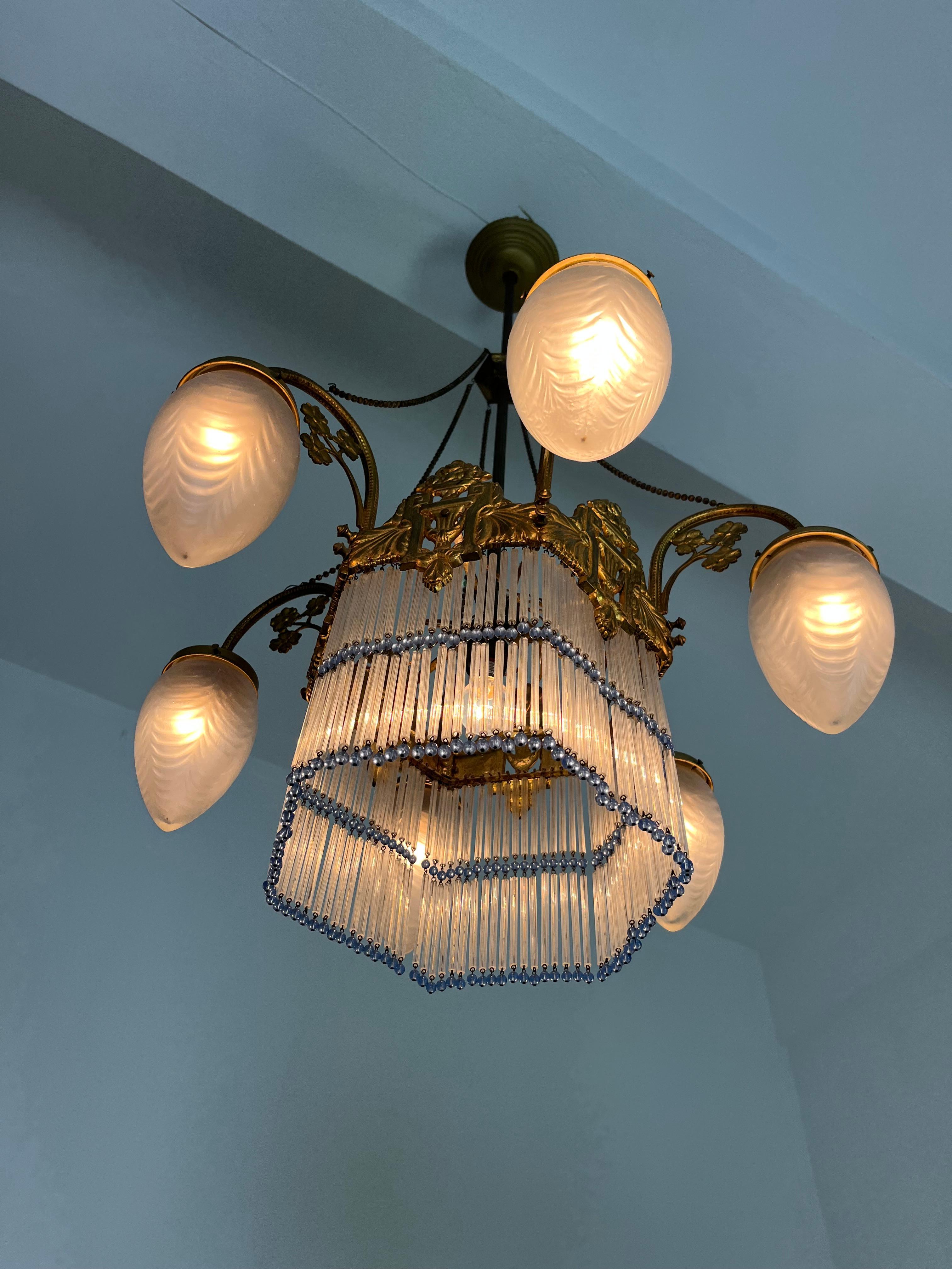 Araña Art Decó de 7 luces en latón y cristal Seis brazos Flecos de colores Década de 1940 en venta 3