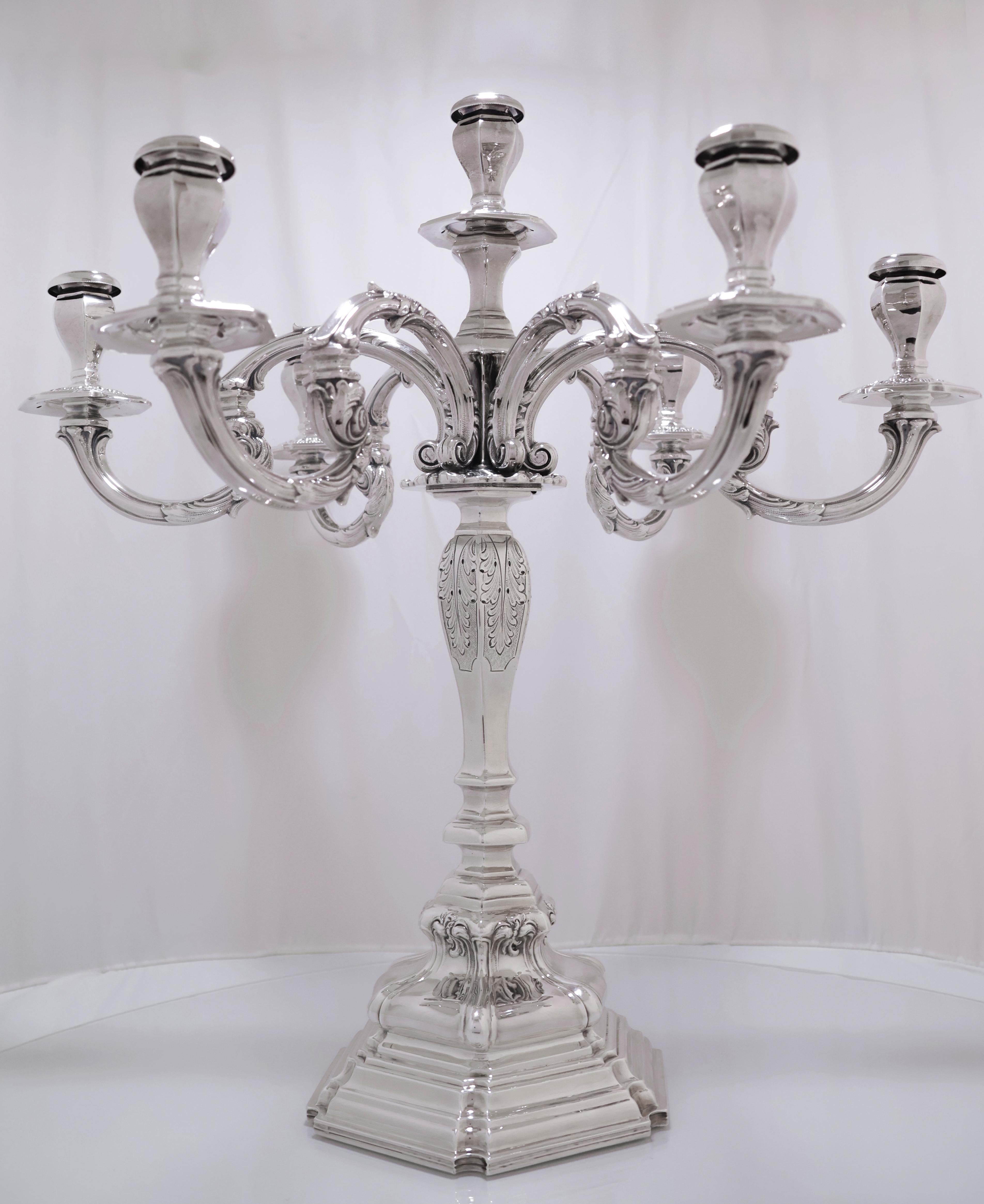 Magnifico candelabro a 7 luci interamente realizzato in argento massiccio 925, senza alcun riempimento interno, dall'artigiano Pria & SARI, Italia, risalente al 1900. Il pezzo presenta un'elegante base ottagonale e decorazioni floreali