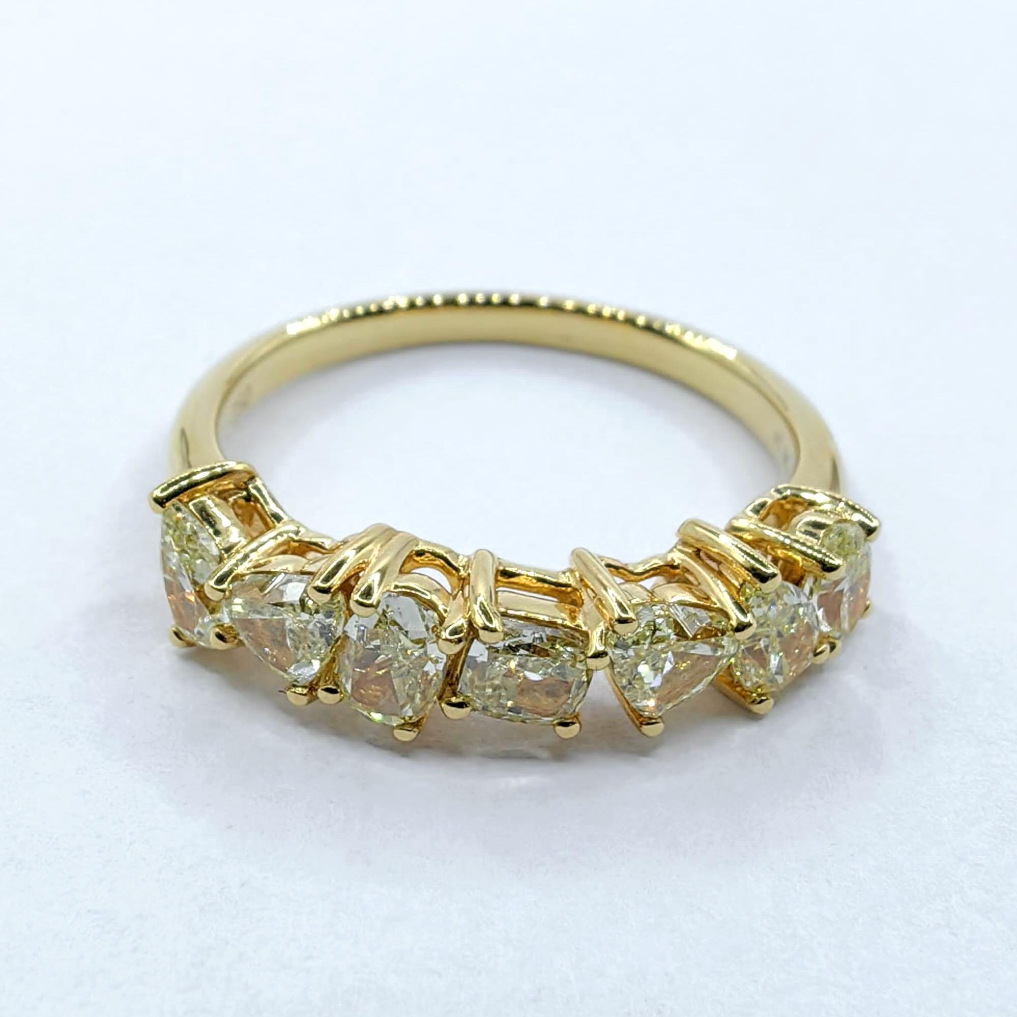 Contemporain Bague d'éternité en or jaune 18 carats avec 7 diamants de taille mixte de couleur naturelle jaune fantaisie en vente