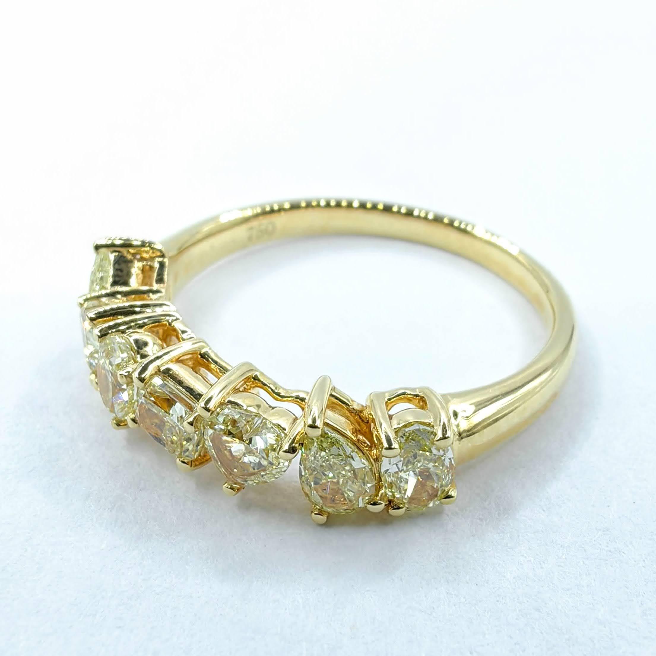 Taille ovale Bague d'éternité en or jaune 18 carats avec 7 diamants de taille mixte de couleur naturelle jaune fantaisie en vente
