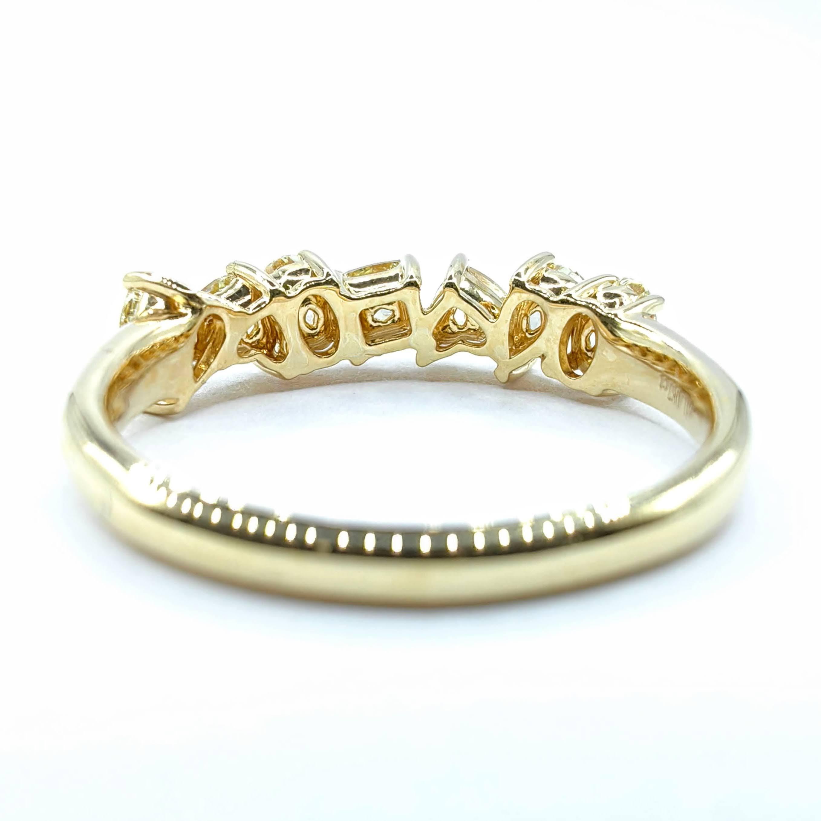 Bague d'éternité en or jaune 18 carats avec 7 diamants de taille mixte de couleur naturelle jaune fantaisie Neuf - En vente à Wan Chai District, HK