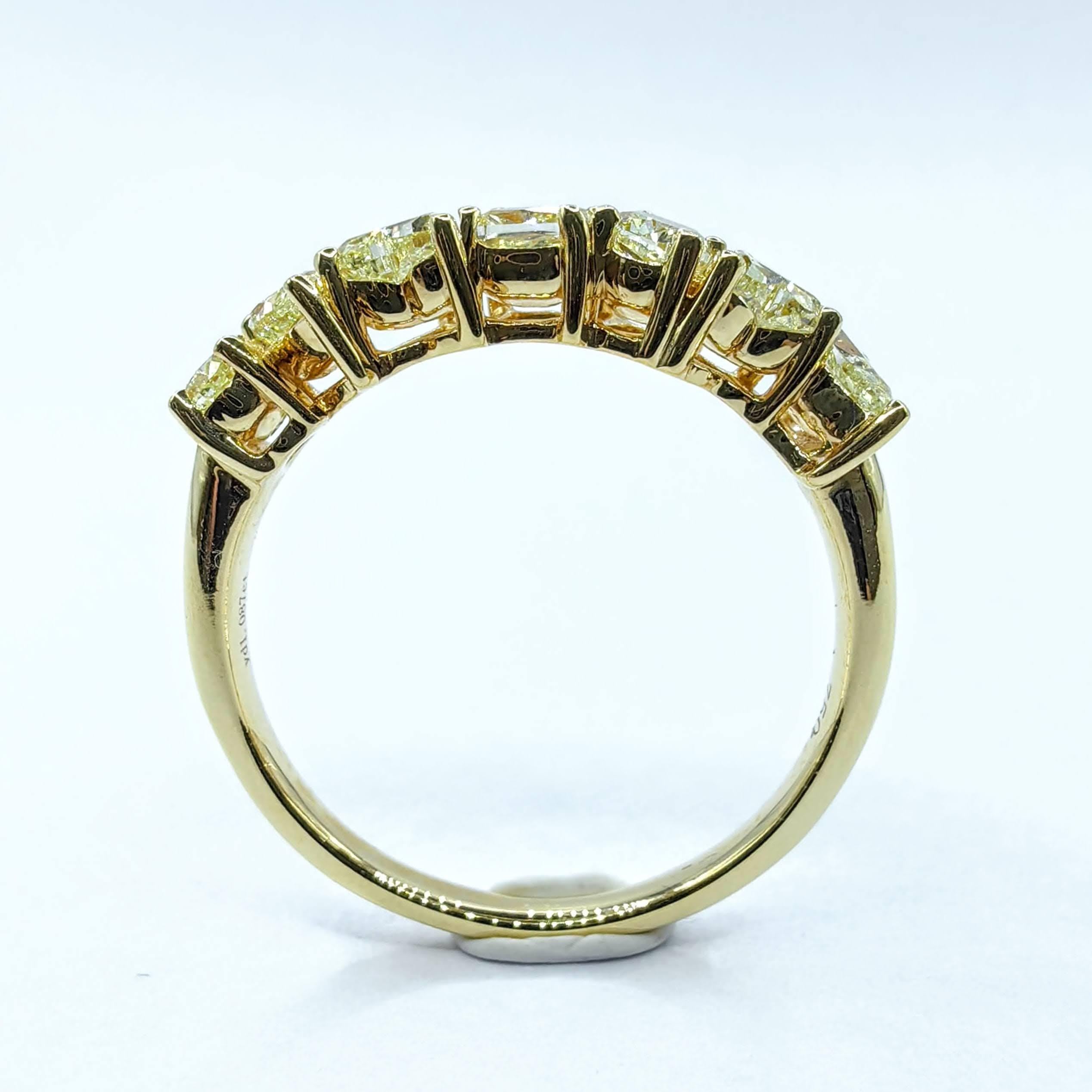 Bague d'éternité en or jaune 18 carats avec 7 diamants de taille mixte de couleur naturelle jaune fantaisie Pour femmes en vente