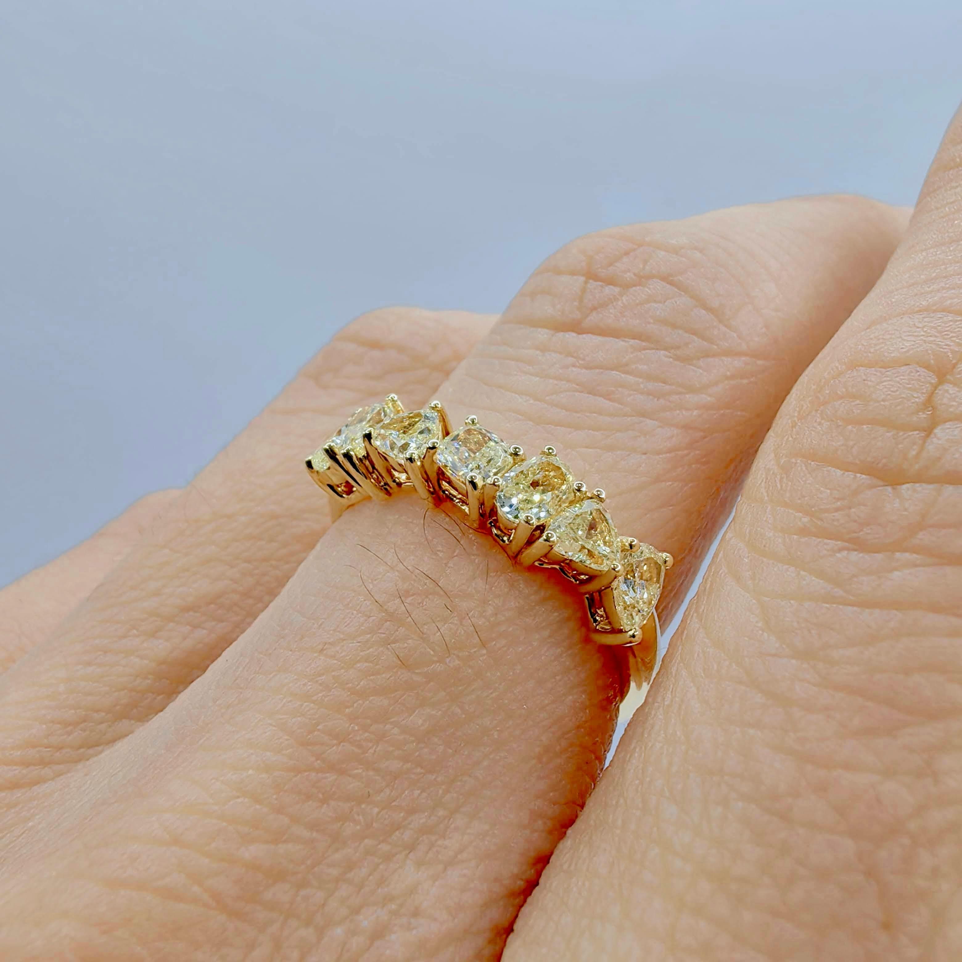 Bague d'éternité en or jaune 18 carats avec 7 diamants de taille mixte de couleur naturelle jaune fantaisie en vente 1