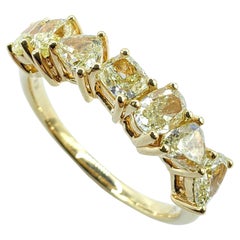 Bague d'éternité en or jaune 18 carats avec 7 diamants de taille mixte de couleur naturelle jaune fantaisie
