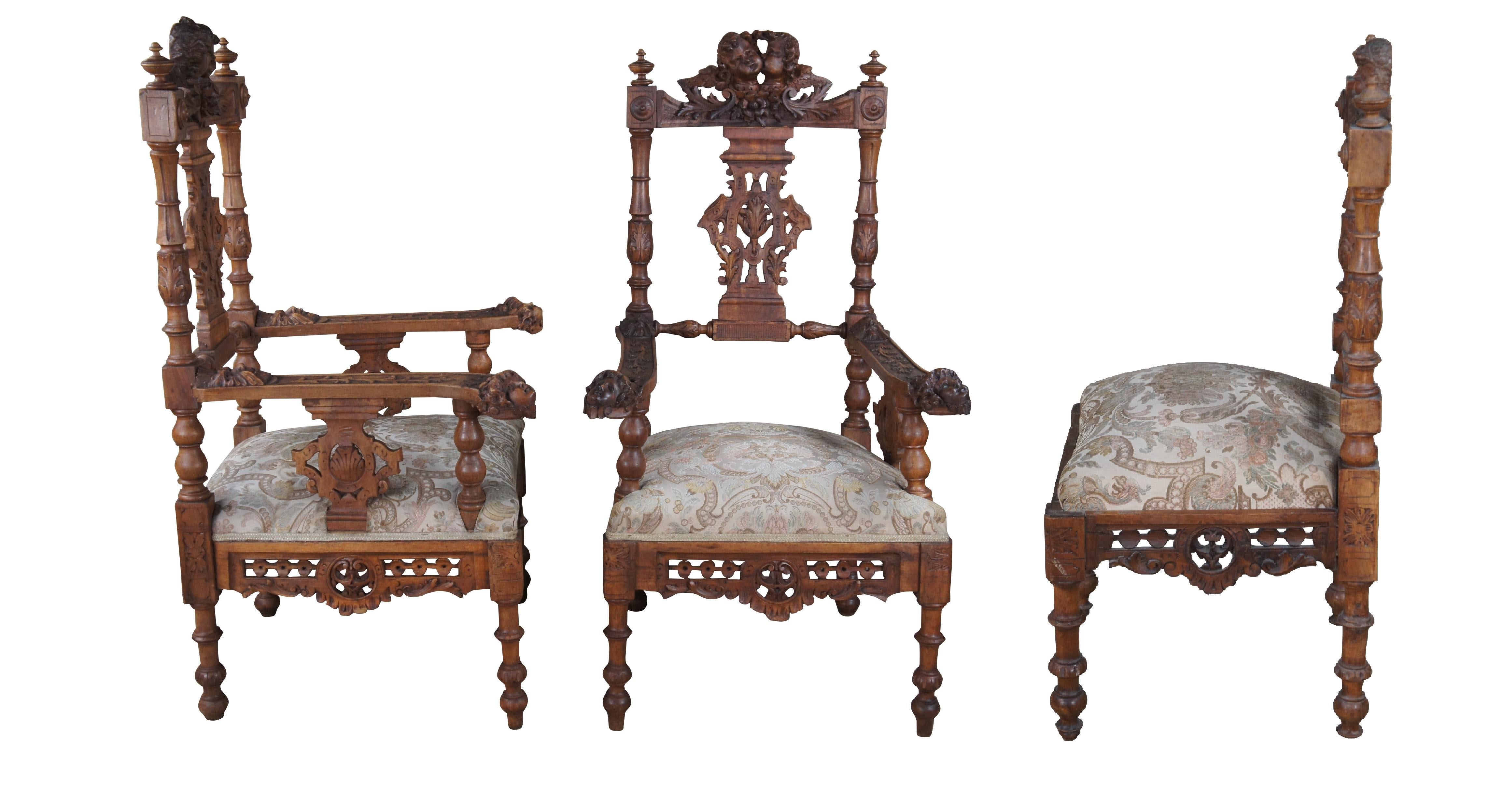 Ensemble de 7 meubles anciens de style néo-renaissance italienne, vers les années 1870, comprenant 2 chaises d'appoint, 2 chaises d'angle, 2 fauteuils à accoudoir et un canapé / causeuse de salon. Fabriquée en noyer, elle présente un style