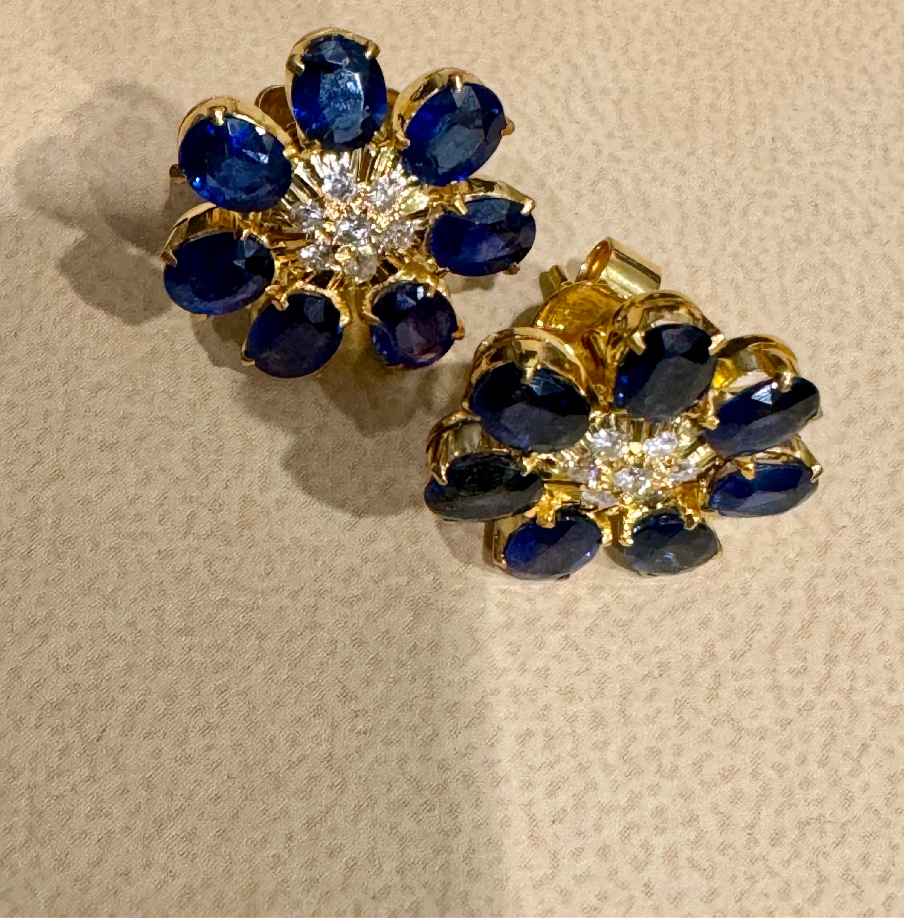 7 Petals Natural Sapphire and Diamonds Flower Post Earrings 18 Karat Yellow Gold In Excellent Condition For Sale In New York, NY