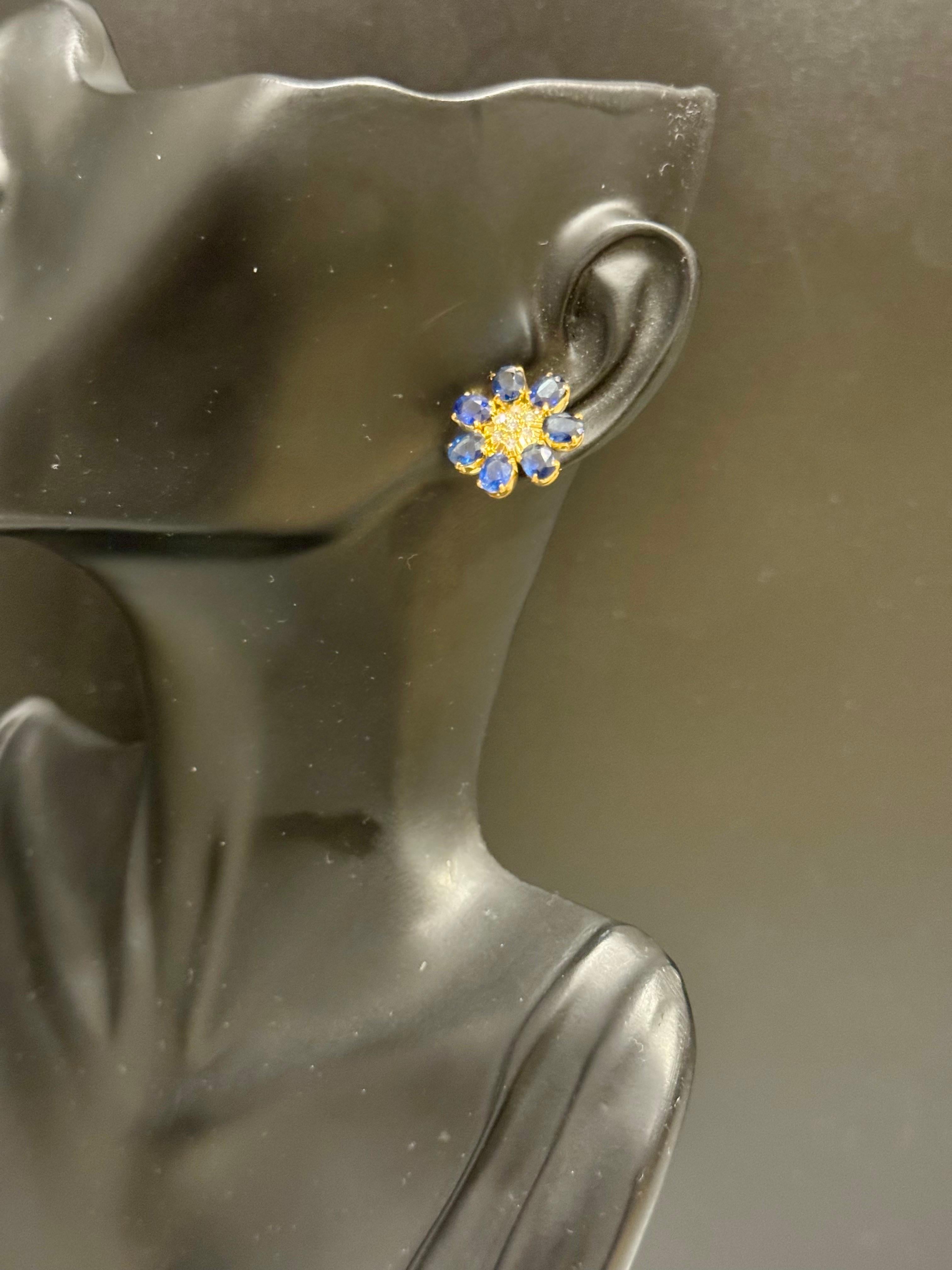 7 Petals Natural Sapphire and Diamonds Flower Post Earrings 18 Karat Yellow Gold For Sale 1