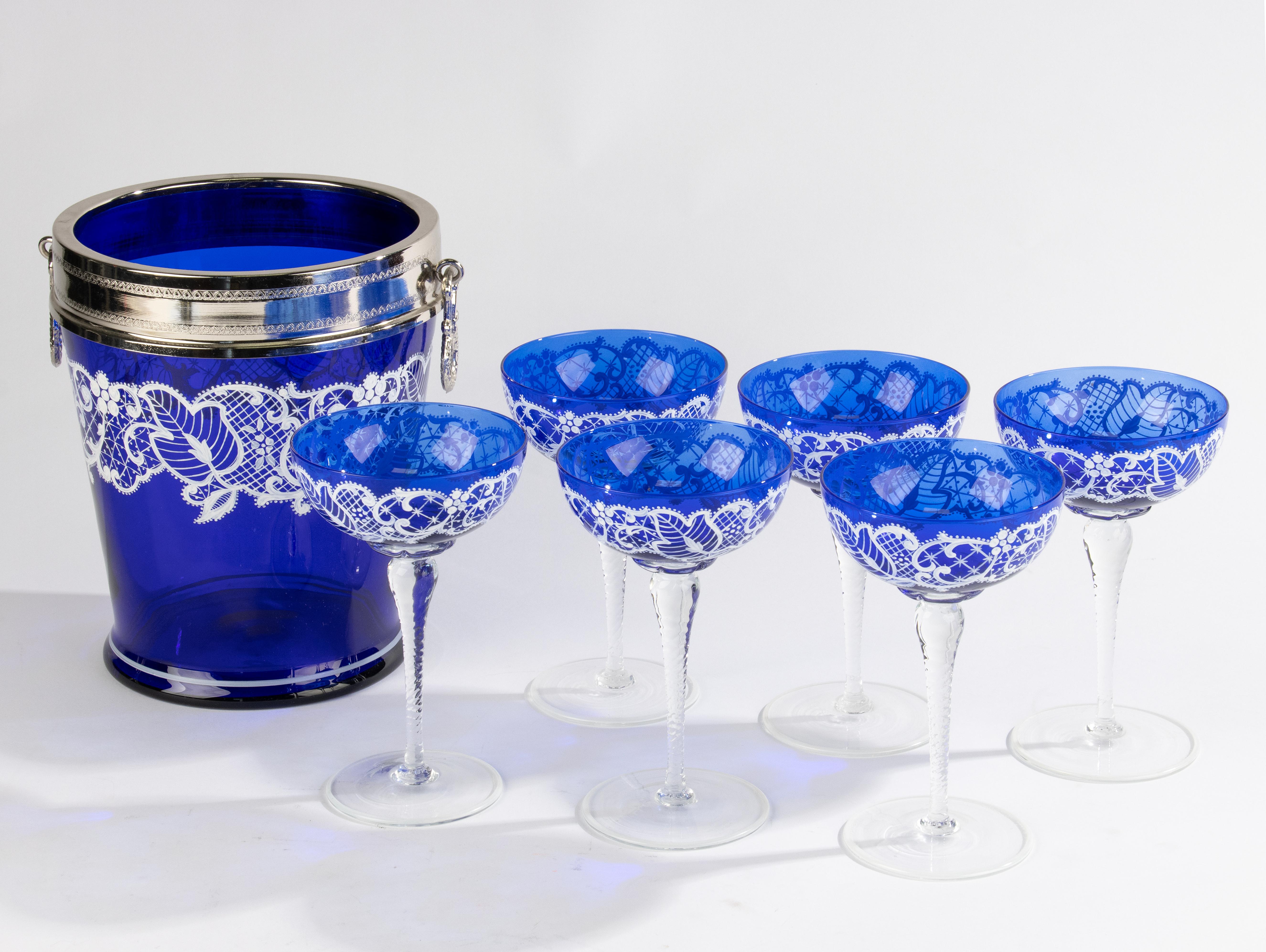 Un bellissimo set da champagne vintage, realizzato dal marchio italiano Vetreria Venier.
- Raffreddatore per champagne alto 23 cm e con un diametro di 19 cm
- 6 bicchieri da champagne alti 17,5 cm e con un diametro di 11 cm
Il set è realizzato in