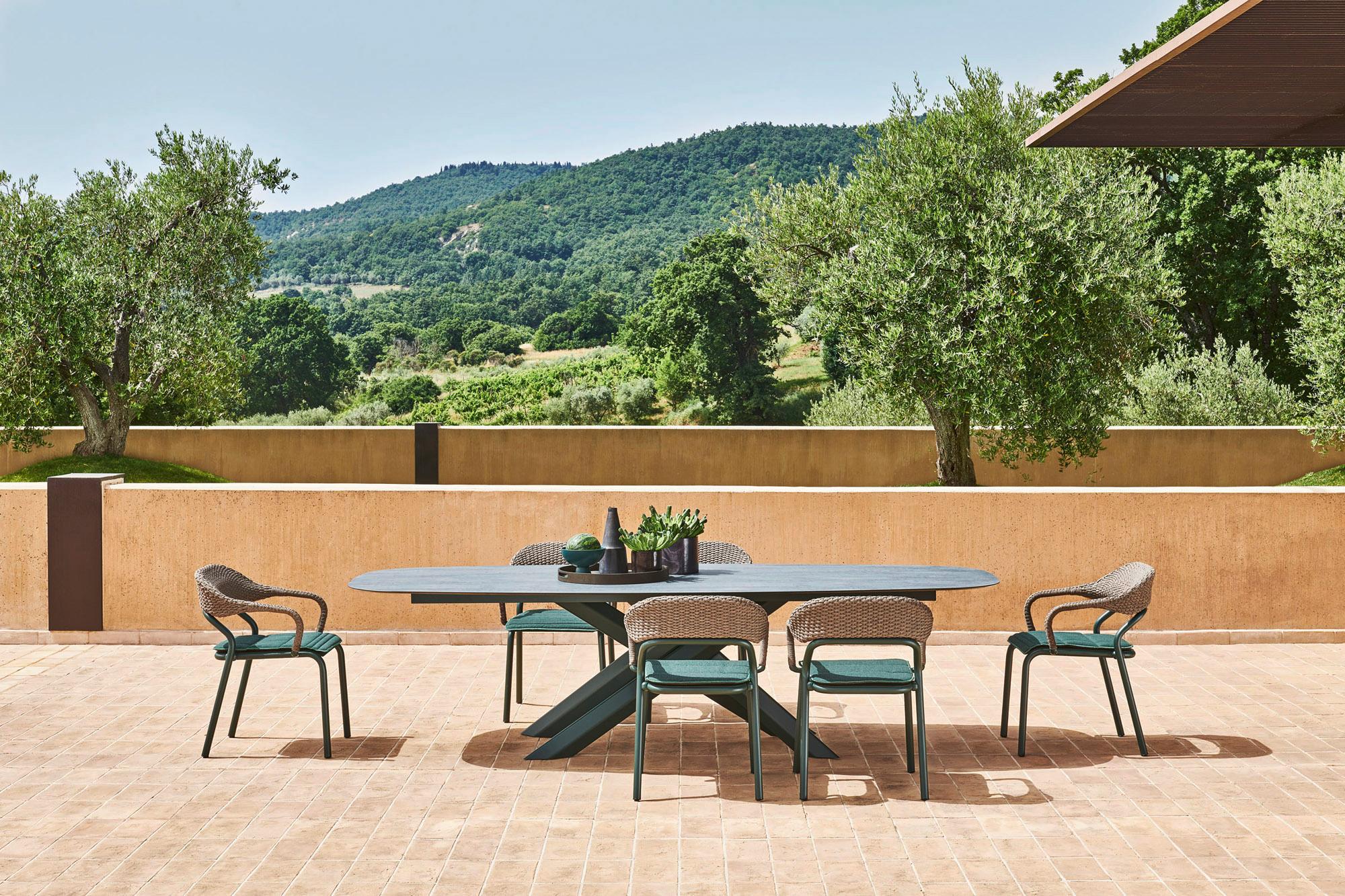 The System Star tables is designed for social gatherings. The large tabletop is supported by elliptical base, featuring legs that intertwine in a star-like pattern, a signature motif of the System Star collection. These tables are ideal for