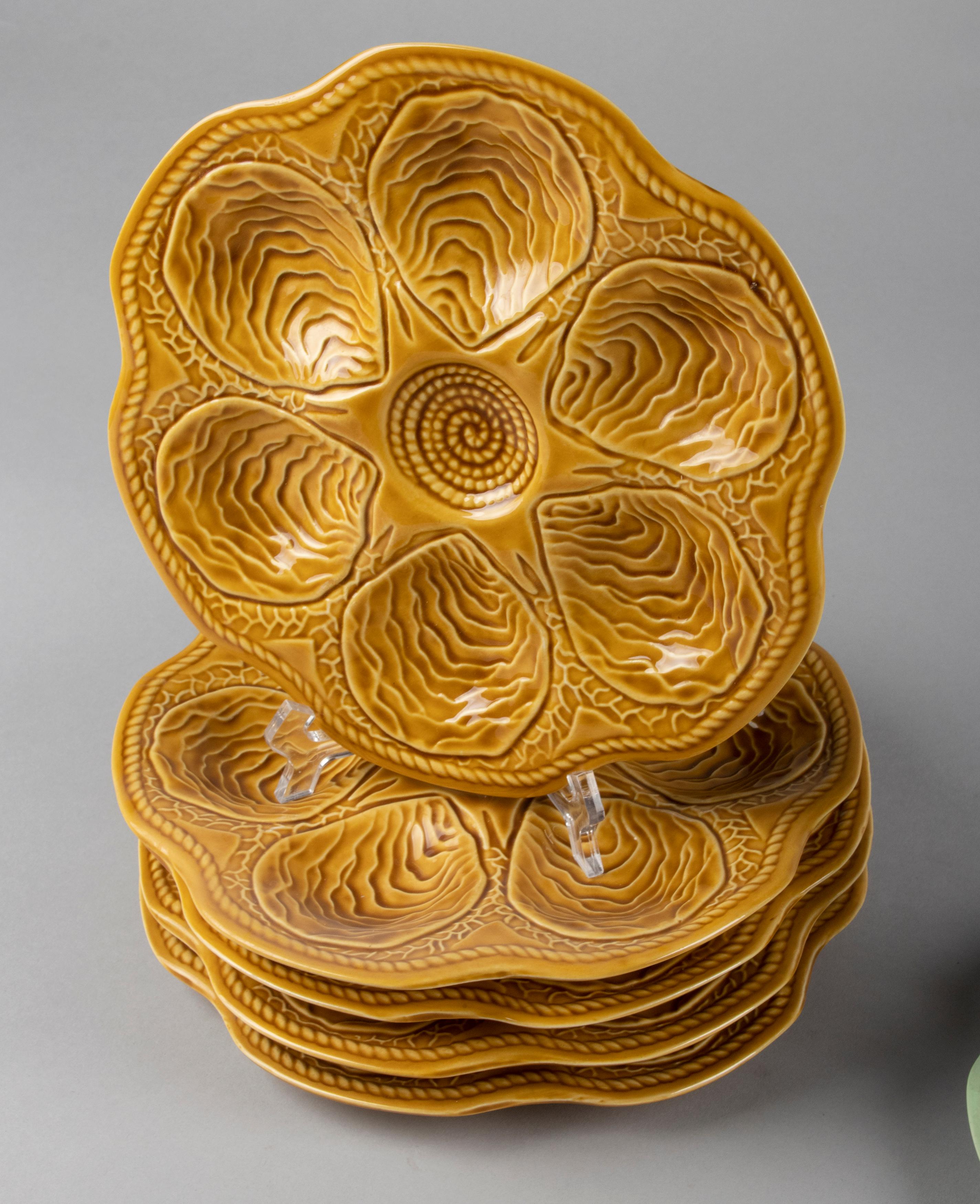 Terre de fer Ensemble de 7 pièces de assiettes à huîtres en grès de style mi-siècle moderne par Keralux, Belgique en vente