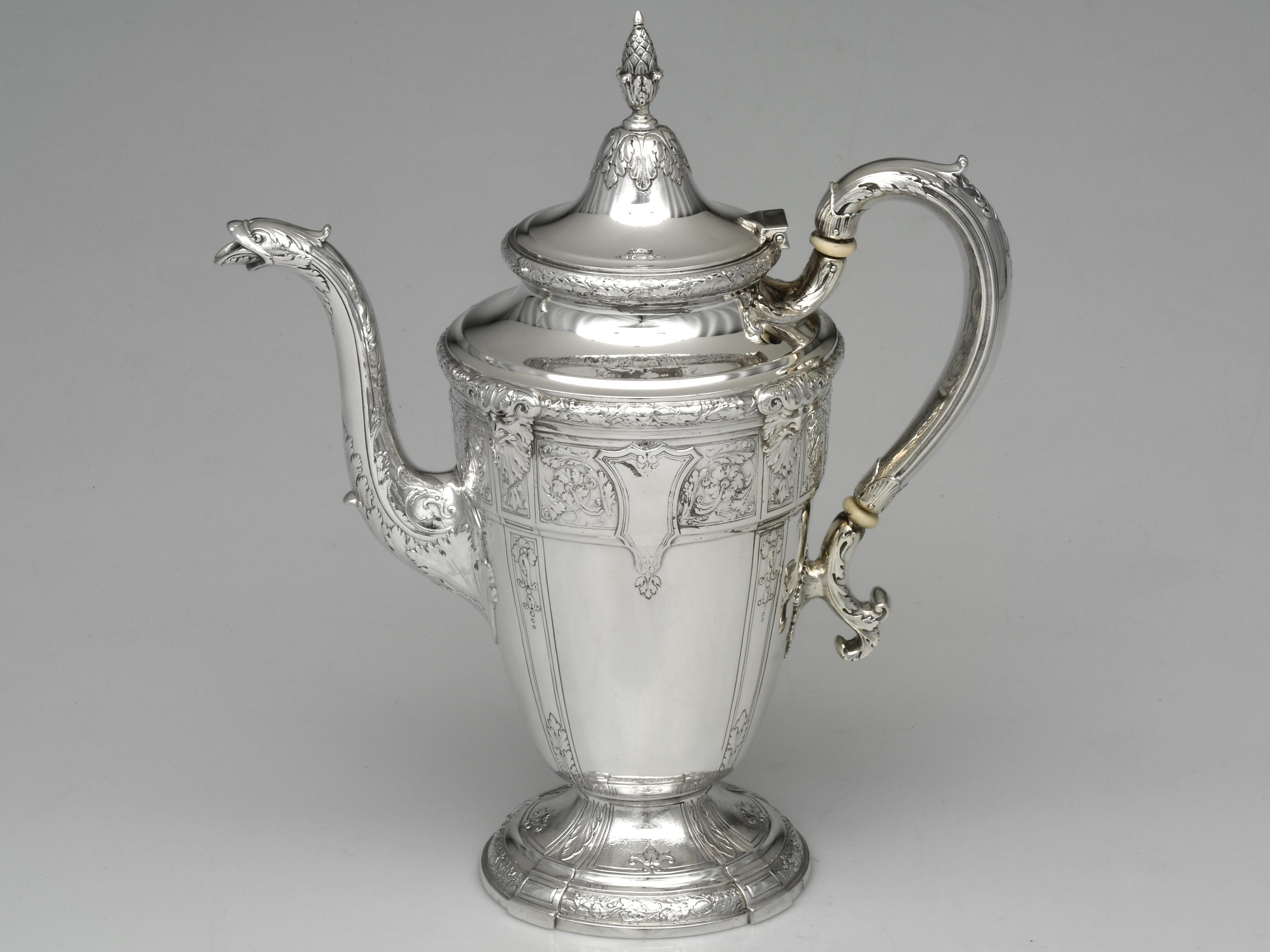 Florentine-Florenz ist ein Sterling-Muster, das von Gorham 1901 eingeführt und bis 1991 hergestellt wurde. Dieses Set enthält: Kaffeekanne, Teekanne, Milchkännchen, Zucker, Abfallbehälter, Wasserkocher und Ständer sowie ein Tablett. 