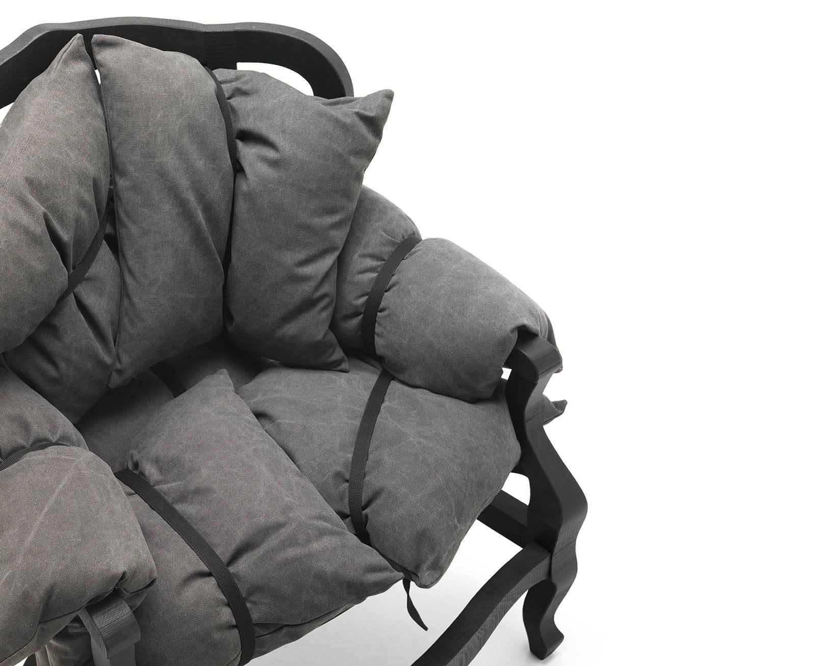 Der Stuhl 7 Pillows wurde vom Designer Marcantonio Raimondi Malerba entworfen und wird von der Marke Mogg hergestellt. Sessel aus massivem Buchenholz, erhältlich in den Ausführungen natur und schwarz lackiert, komplett mit sieben abnehmbaren Kissen