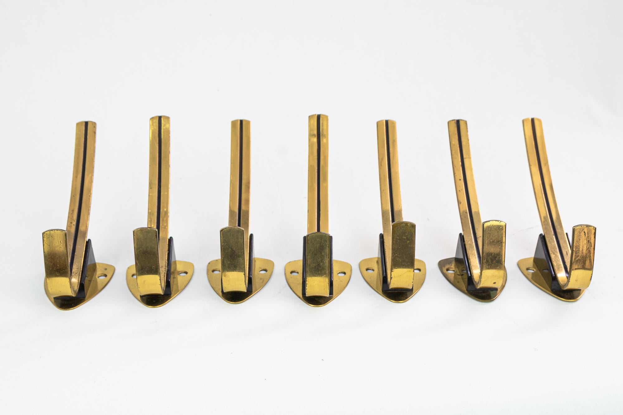 7 rare wall hooks, Vienna, 1960s
Brass and Bakelite
Original condition ( signed ).