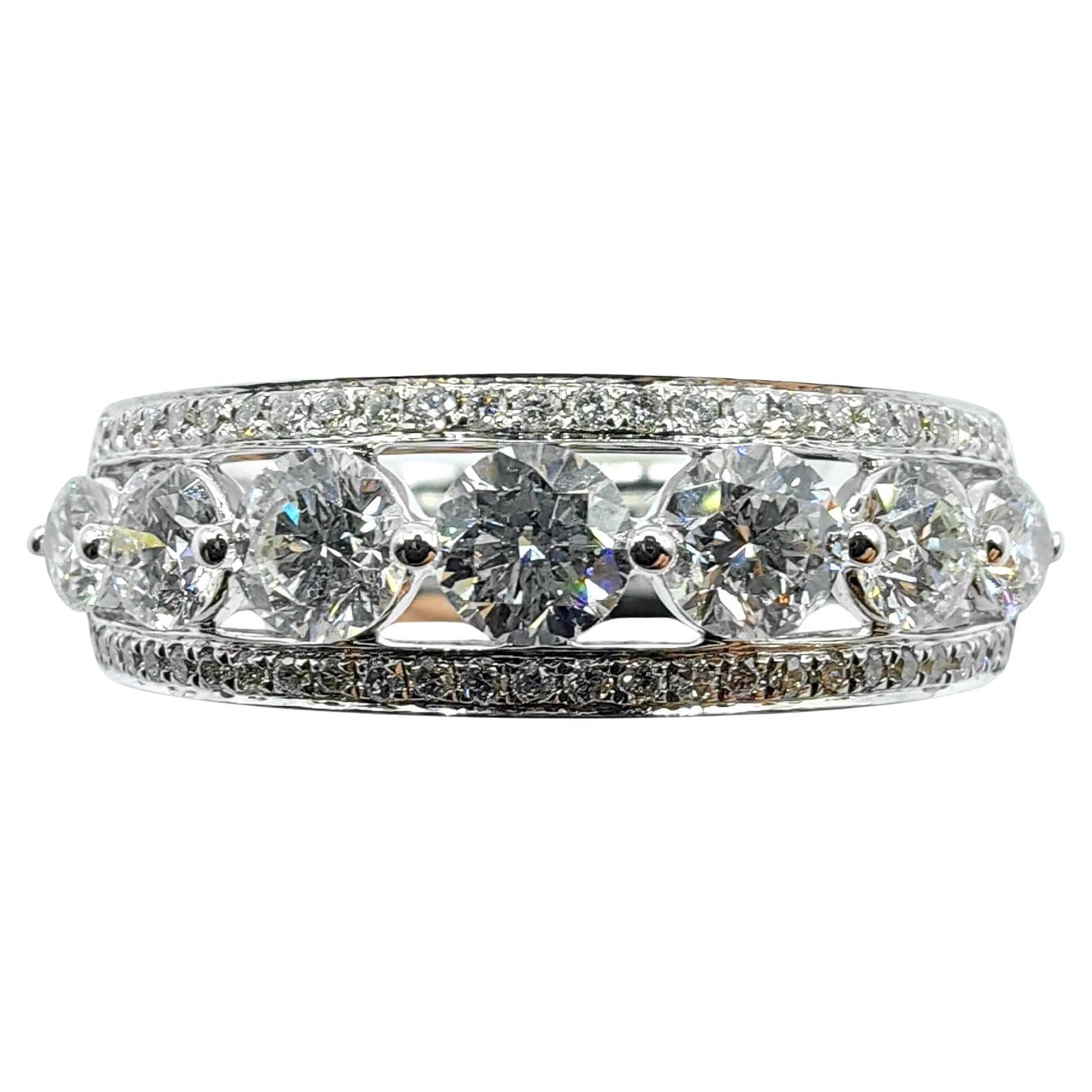 7 diamants ronds de taille brillante et pavé en or blanc 18K