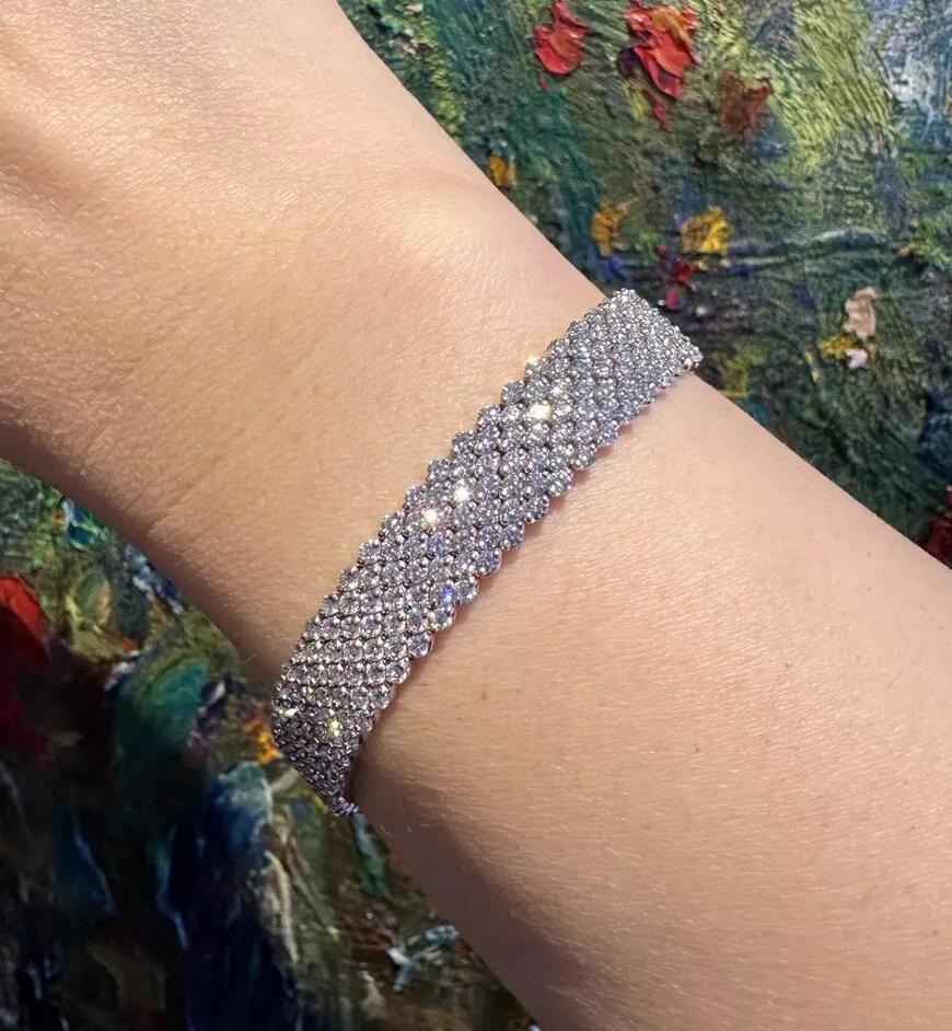 Bracelet 7 rangs de diamants naturels  Poids total de 10,50 carats en or blanc 18k 

Le bracelet large en diamant de qualité supérieure présente 7 rangées de diamants ronds et brillants naturels pesant 10,50 carats au total, tous sertis en or blanc