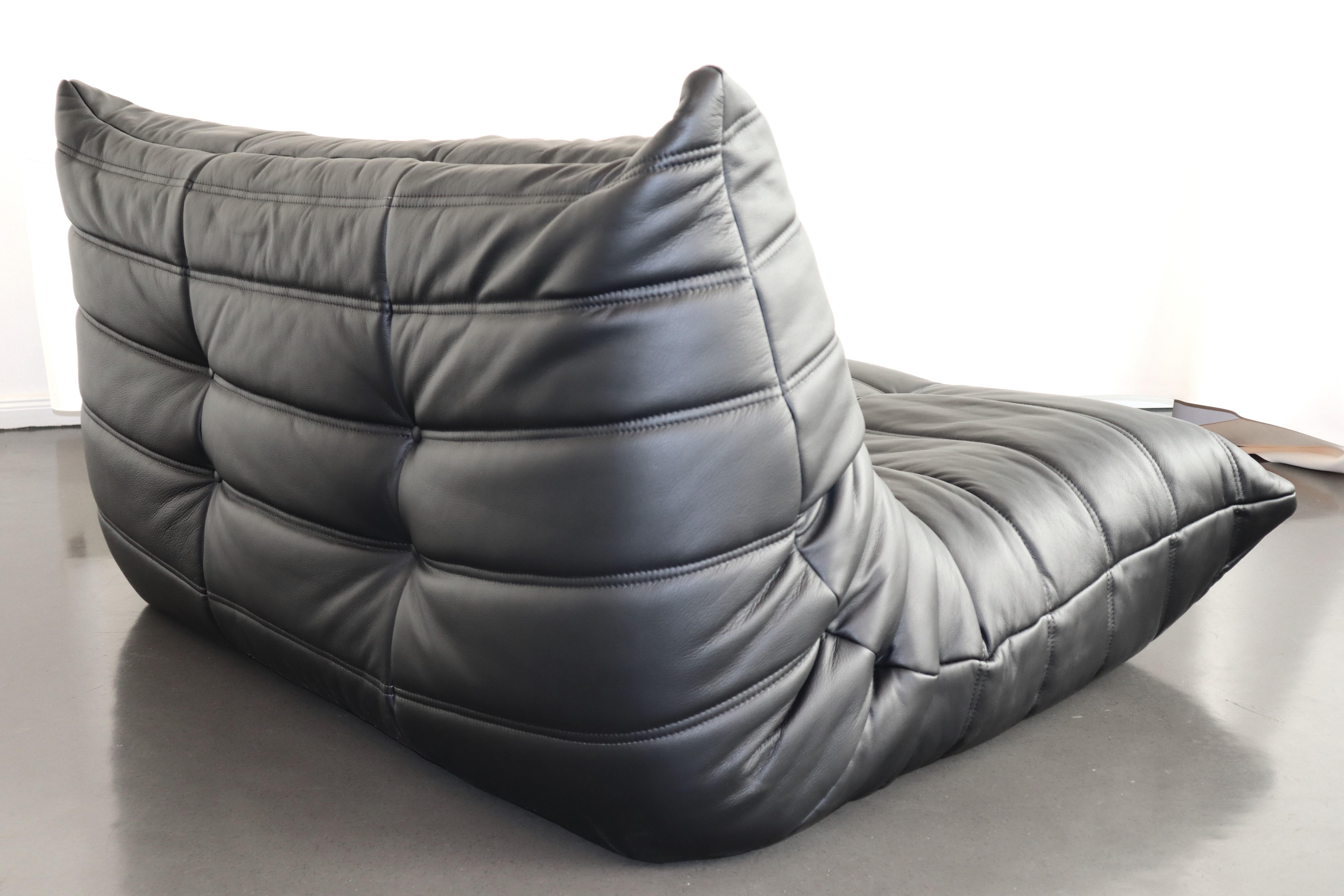 7-Seat 5-Piece Togo Sofa Set in Black Leather by Ducaroy for Ligne Roset, France In Good Condition For Sale In Grand Cayman, KY