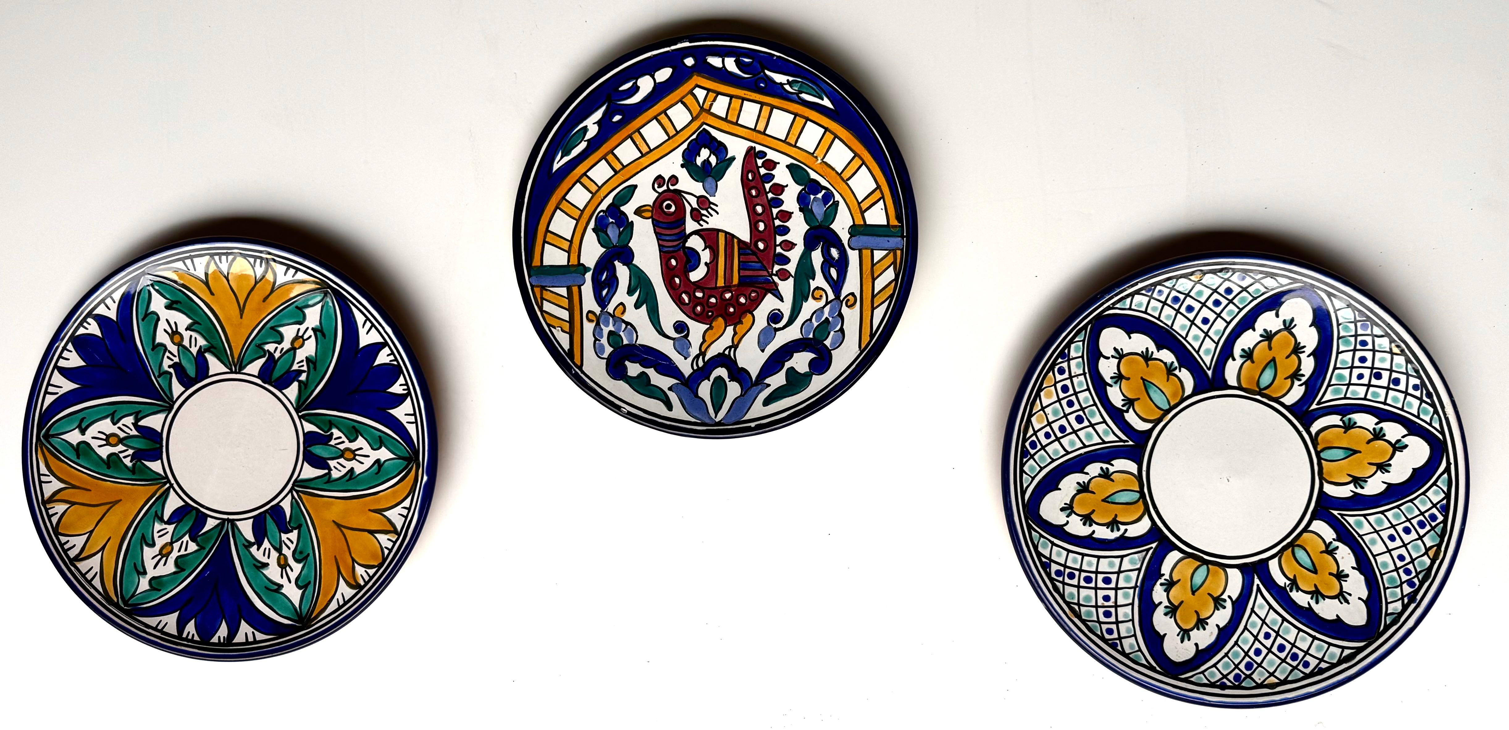 CIRCA 1950 handbemalte tunesische Keramik, bestehend aus den folgenden Stücken:
(3) Große Servierplatten (wie in der unteren Reihe des Hauptbildes abgebildet)
1) 12 1/2