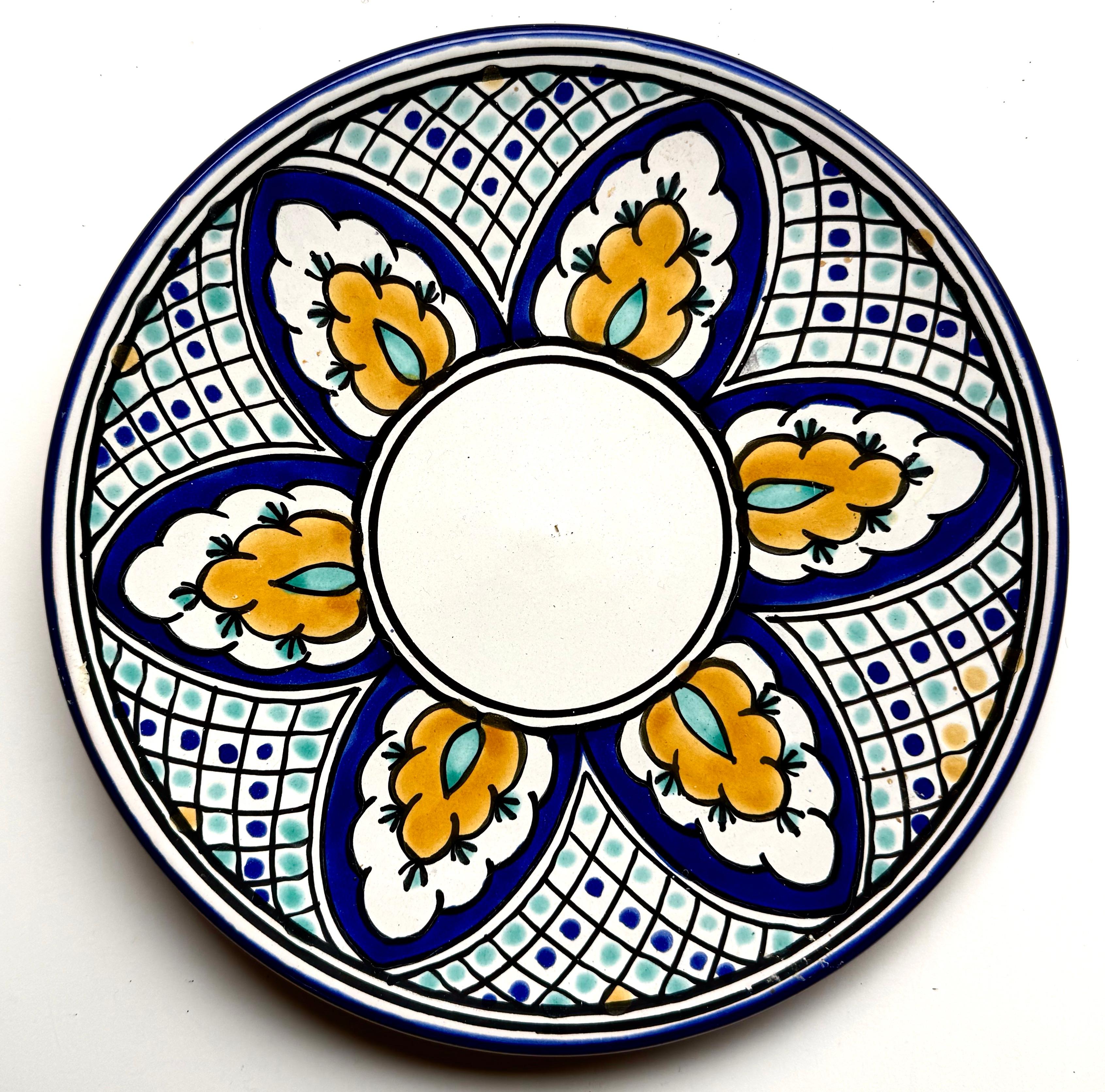 (7) Servierstücke Ensemble C.1950's: Tunesische Platten + Marokkanische Servierschüssel (Mitte des 20. Jahrhunderts) im Angebot