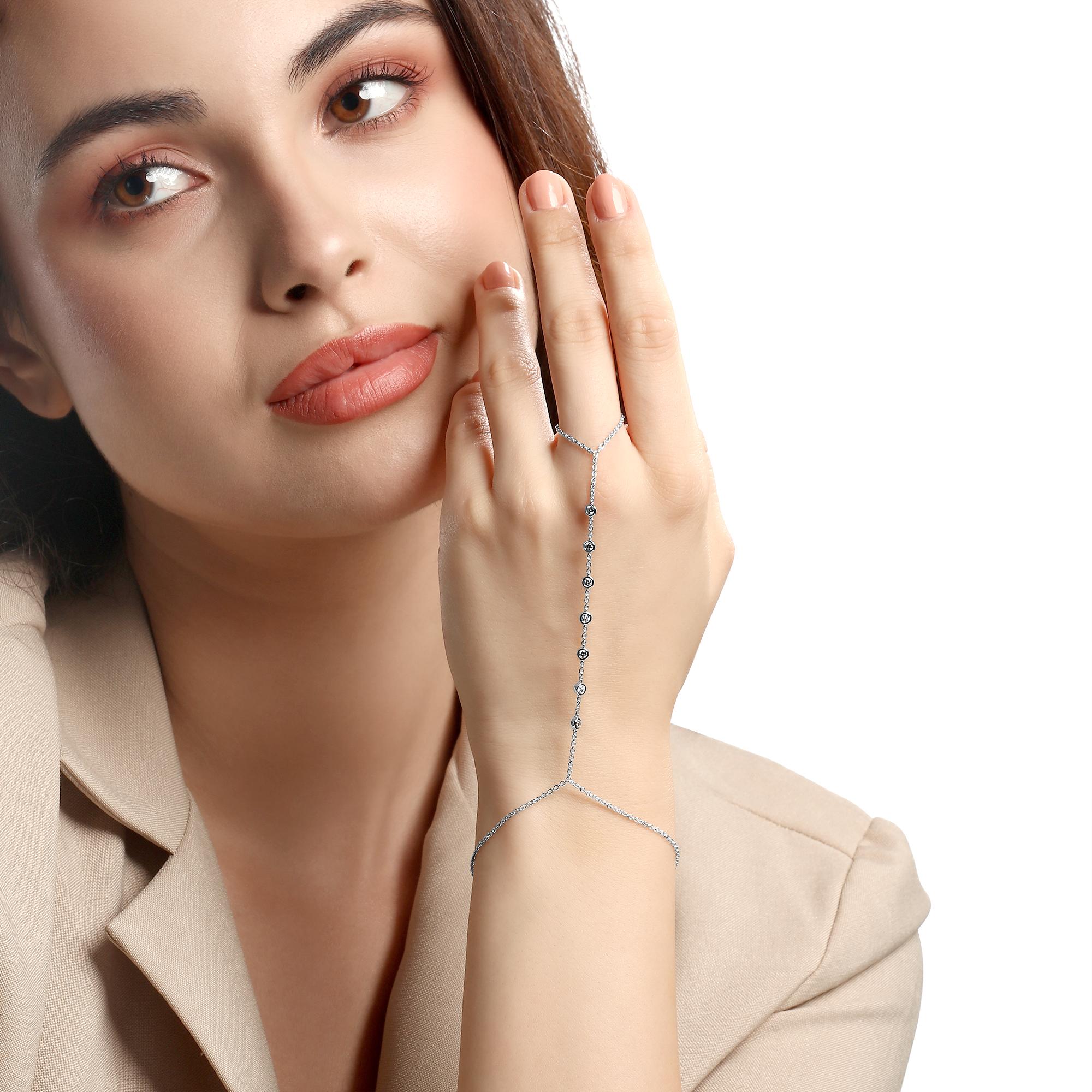 Delicada y refinada, esta cadena de mano de oro blanco de 14k está adornada con 7 brillantes diamantes naturales. Una mezcla perfecta de elegancia y minimalismo, que añade un sutil toque de lujo a cualquier look.

Información sobre la cadena