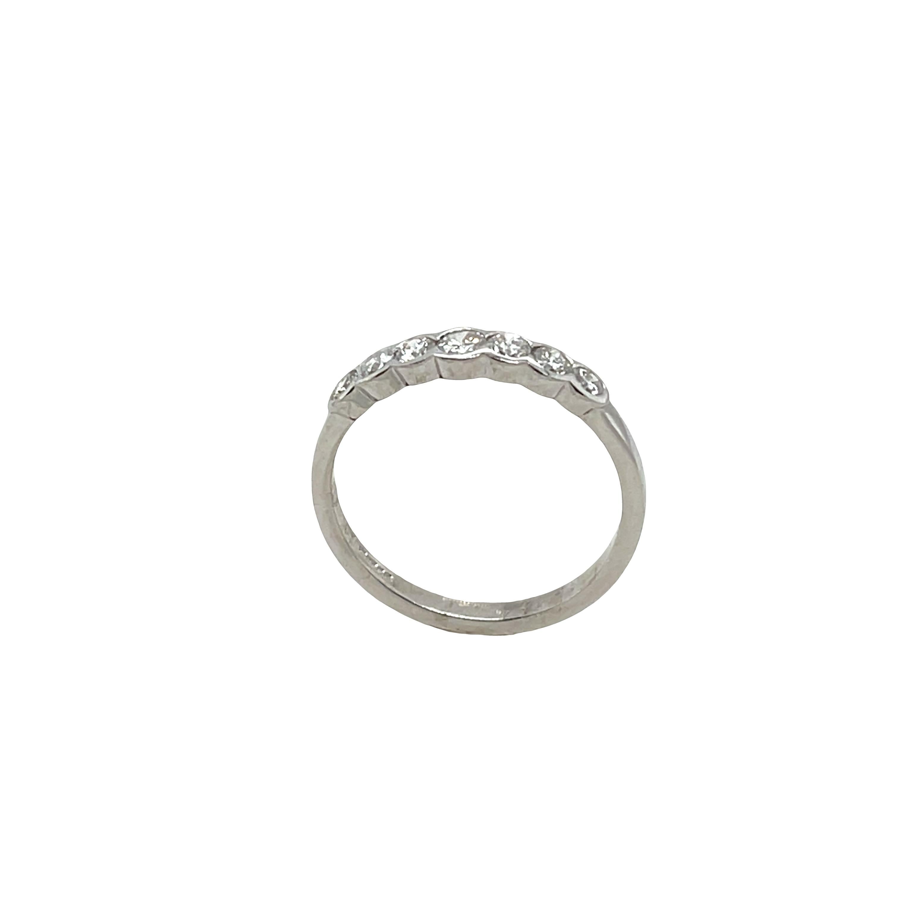Questo anello di diamanti a 7 pietre è incastonato con diamanti rotondi taglio brillante da 0,50 carati. Questo anello è elegante e bellissimo, incastonato in oro bianco 18 carati.

Peso totale dei diamanti: 0,50ct 
Colore del diamante: H.
Chiarezza