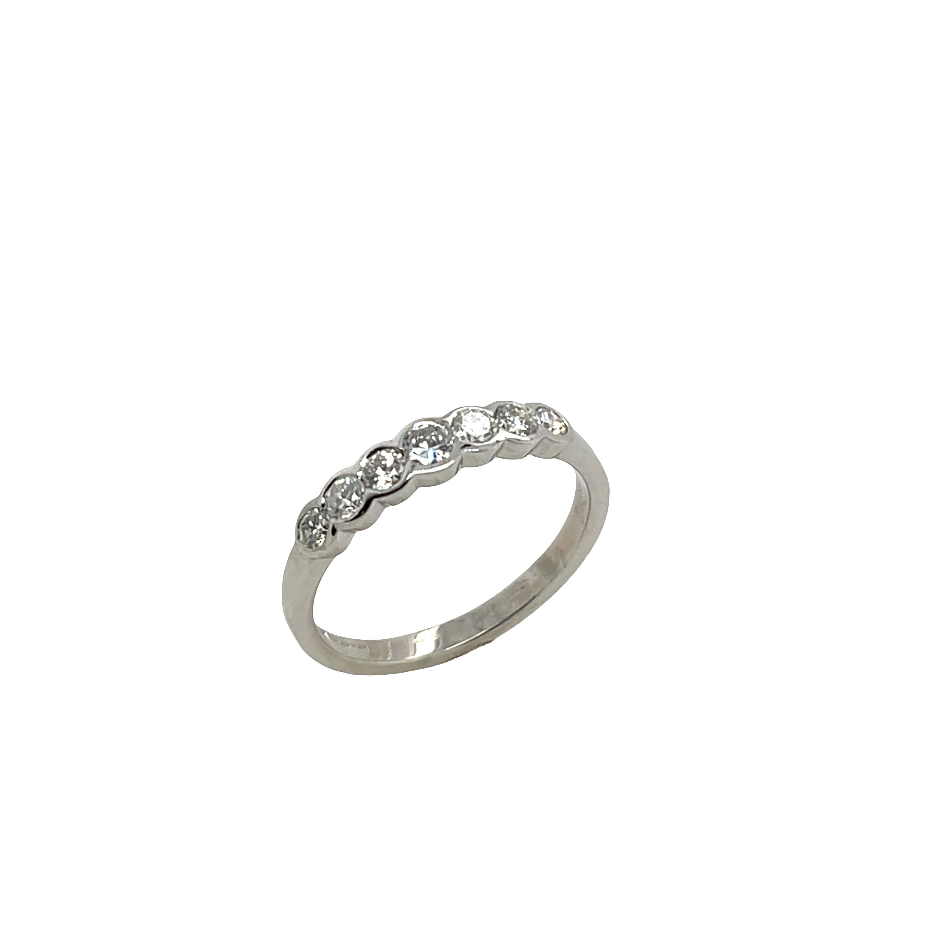 Taglio rotondo Anello con 7 pietre e diamanti incastonati con purezza H/SI da 0,50 ct in oro bianco 18 ct in vendita
