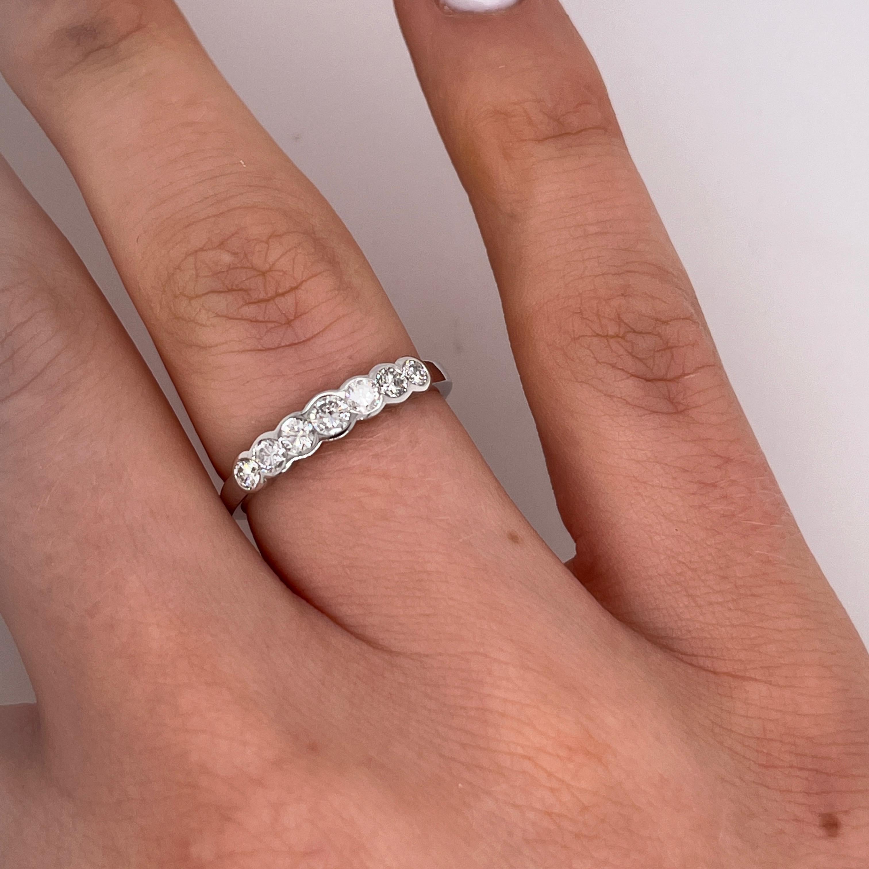 Donna Anello con 7 pietre e diamanti incastonati con purezza H/SI da 0,50 ct in oro bianco 18 ct in vendita