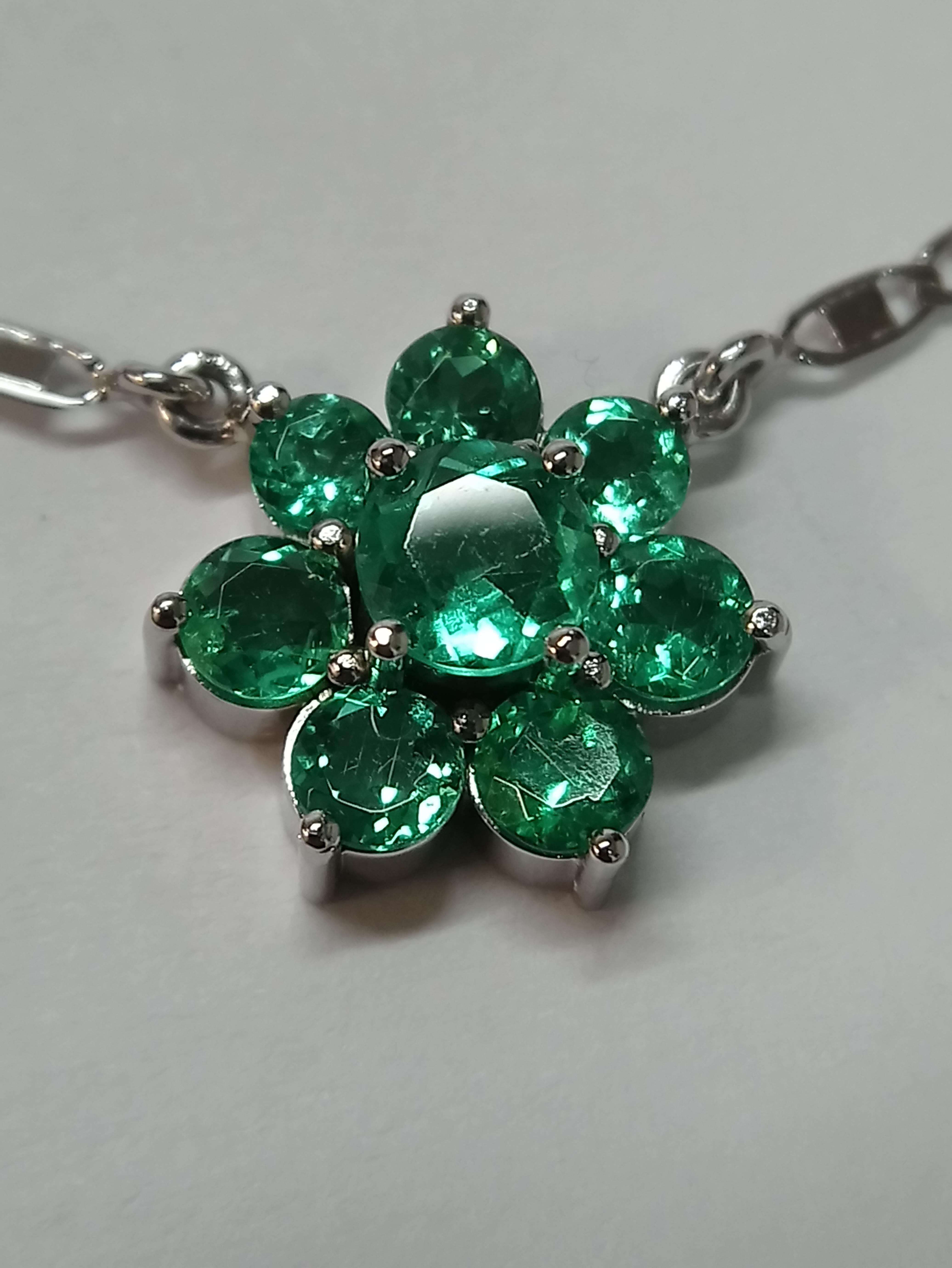 Contemporary 7-Stone Emerald Cluster White Gold Necklace For Sale