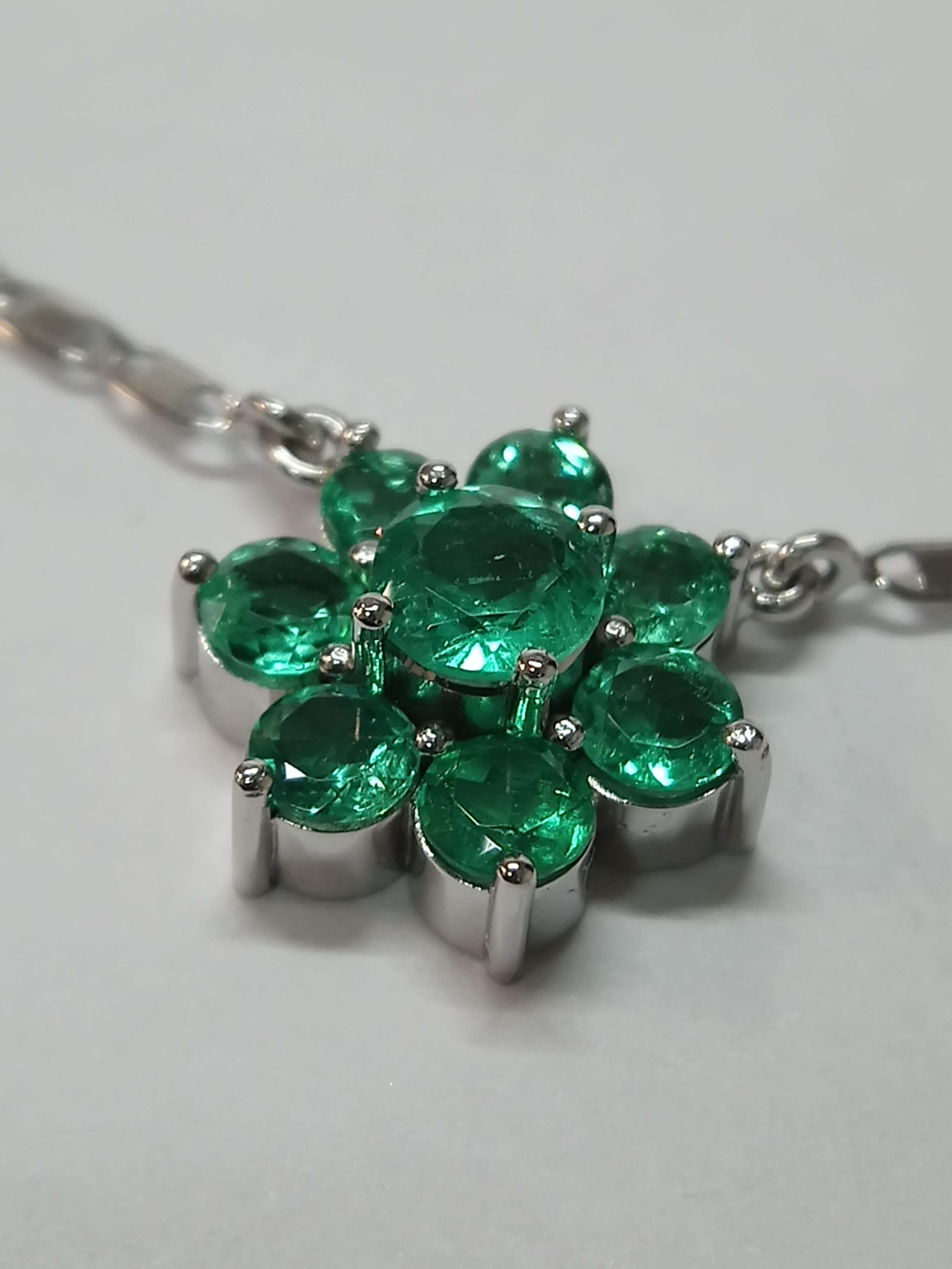 Round Cut 7-Stone Emerald Cluster White Gold Necklace For Sale