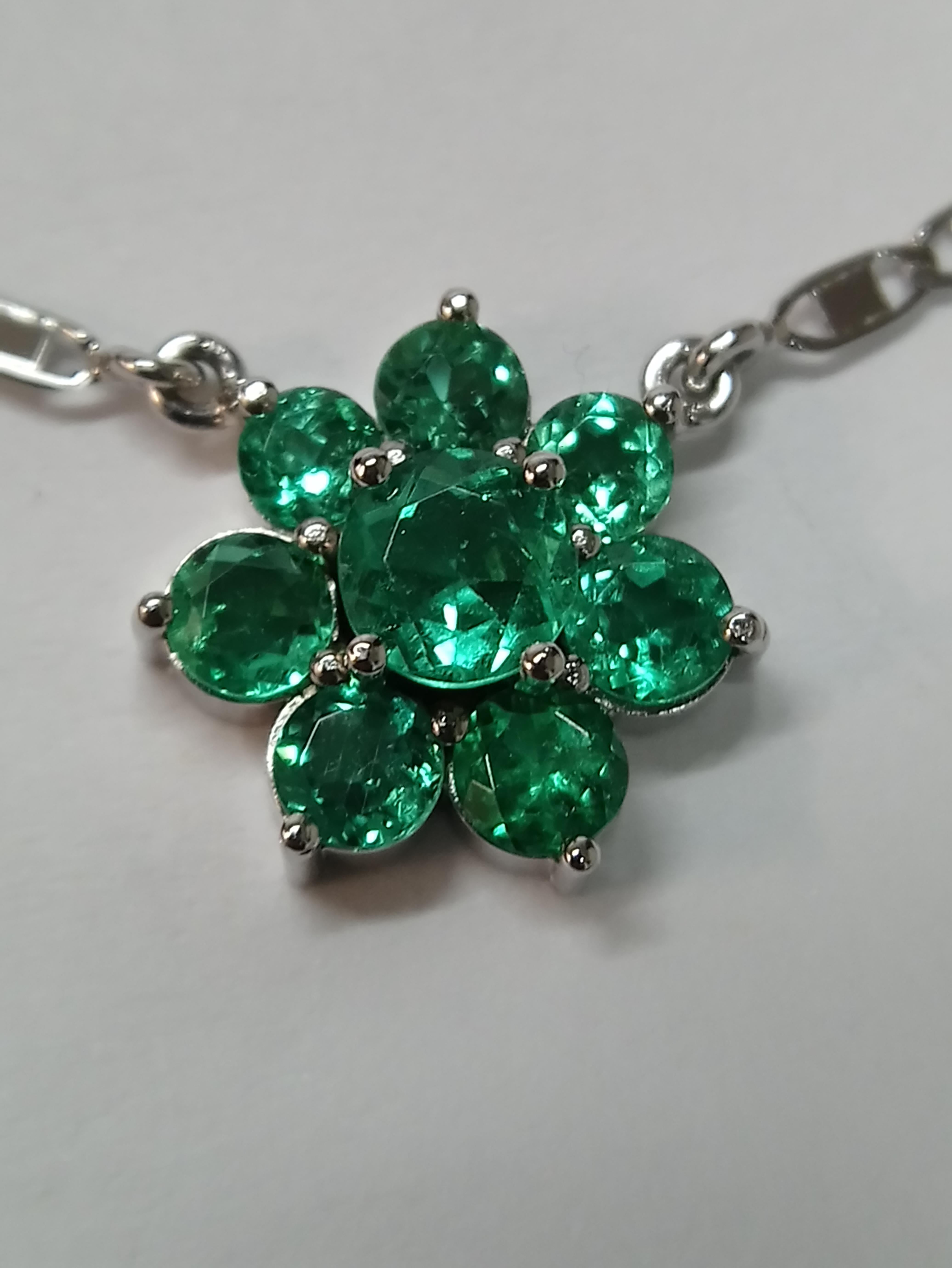 7-Stone Emerald Cluster White Gold Necklace In New Condition For Sale In London, GB