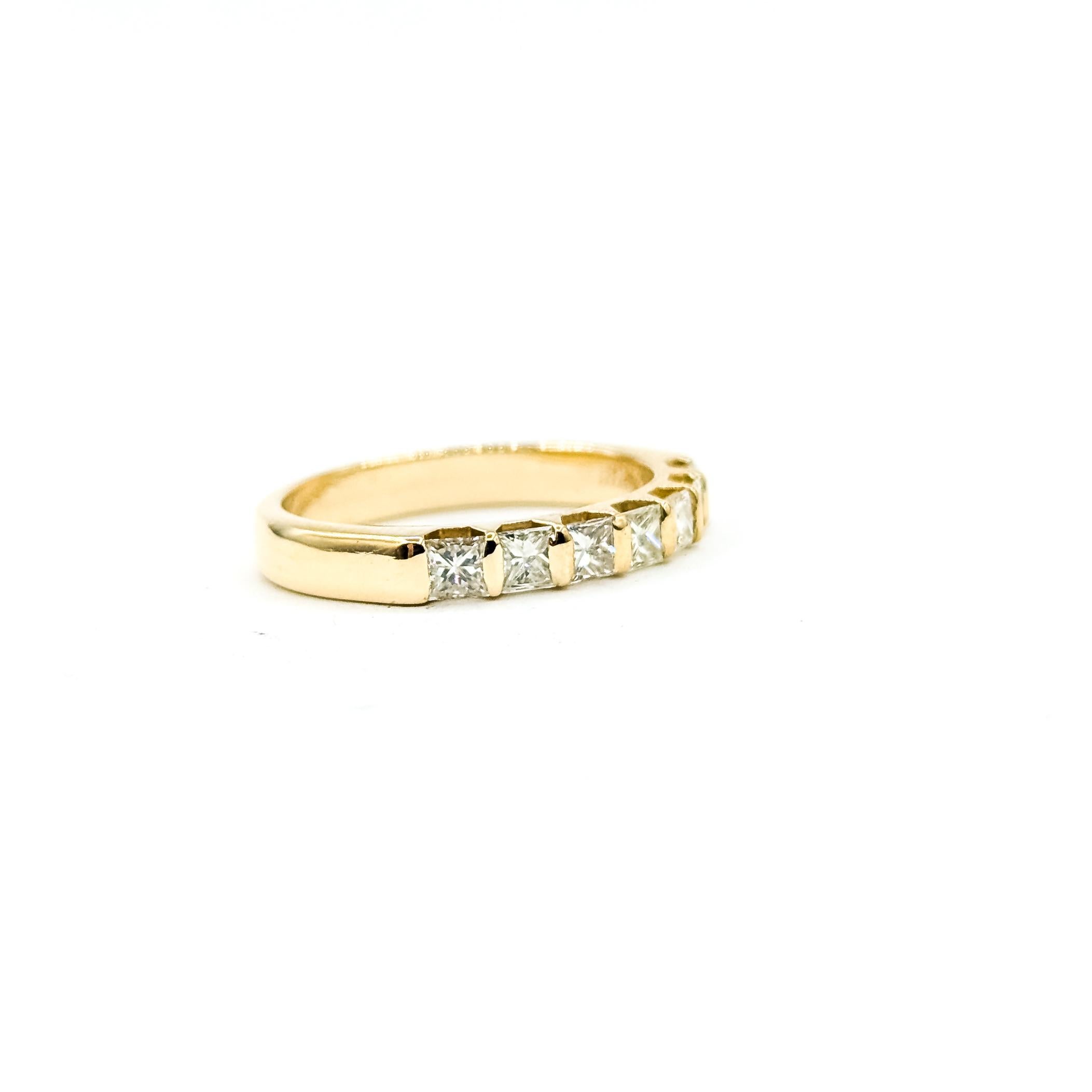 Anello nuziale con diamante a 7 pietre Princess in oro giallo 14k

Questo anello da sposa è realizzato in oro giallo 14k e presenta una fila di sette diamanti taglio princess per un totale di circa 0,70ctw. I diamanti sono incastonati a canale lungo