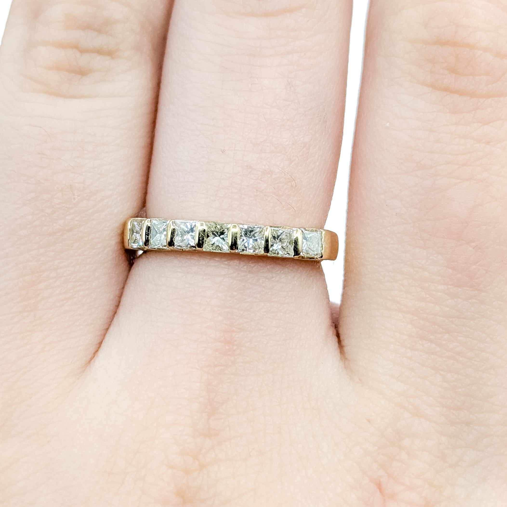 Donna Anello nuziale con diamante a 7 pietre Princess in oro giallo 14k in vendita