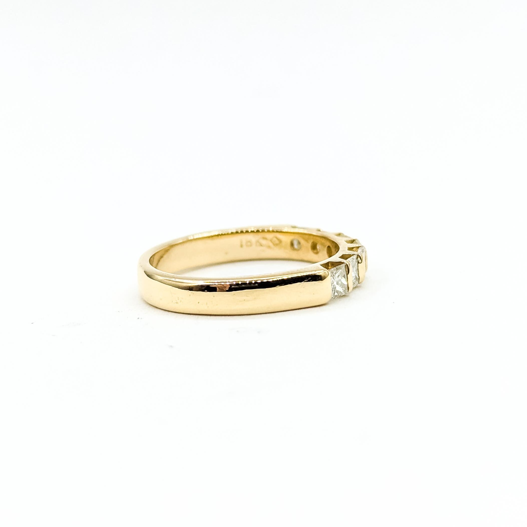 Anello nuziale con diamante a 7 pietre Princess in oro giallo 14k in vendita 1